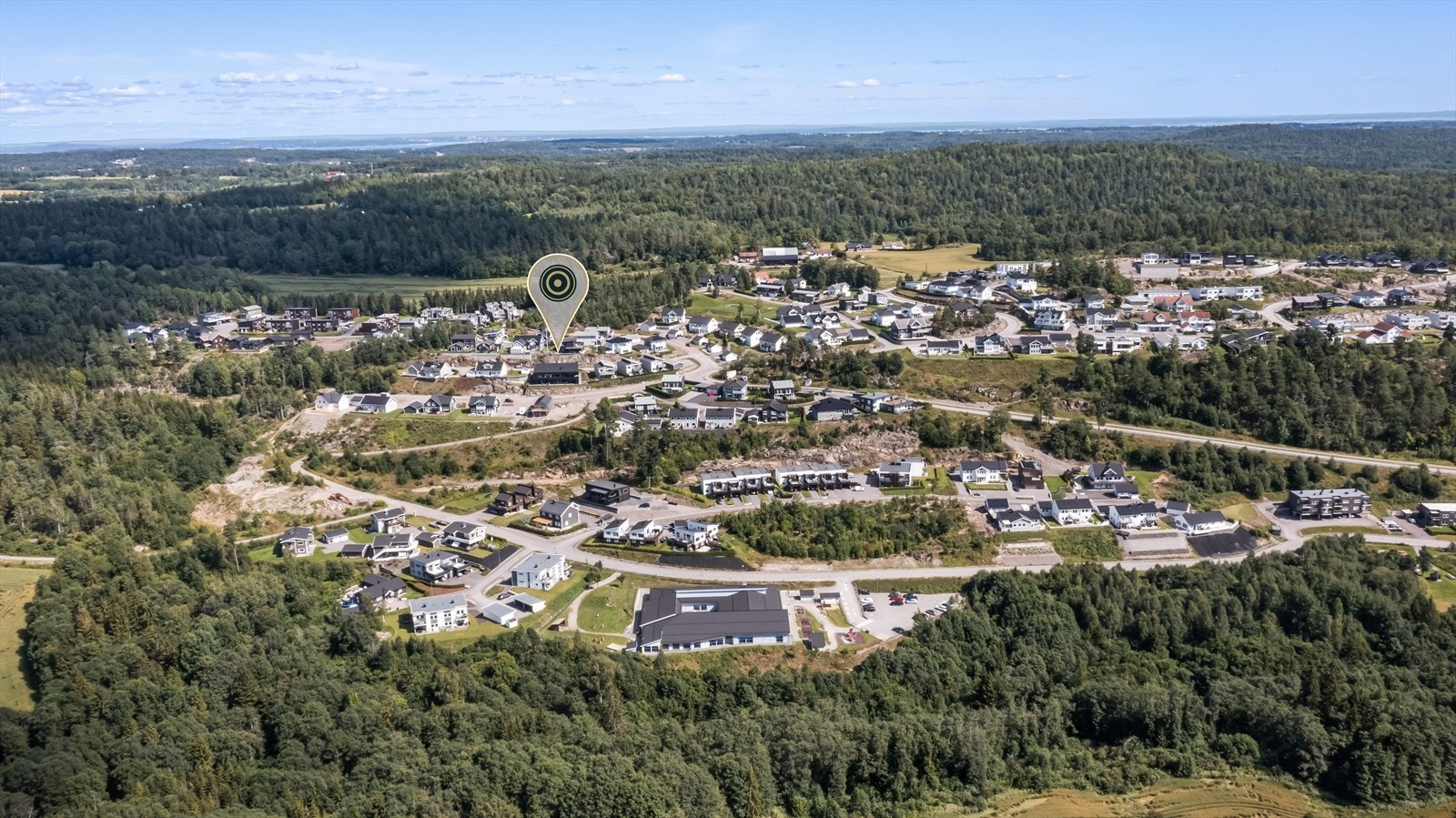En høytliggende og flott eiendom i populære Skjeggestadåsen med panoramautsikt og solforhold av de sjeldne! Galleribilde