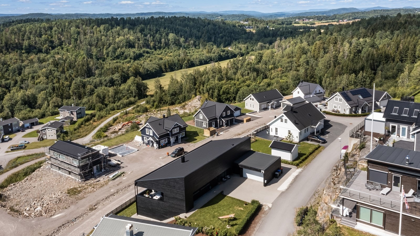 Boligen ligger flott, solrikt og vestvendt til i populære Skjeggestadåsen. Galleribilde