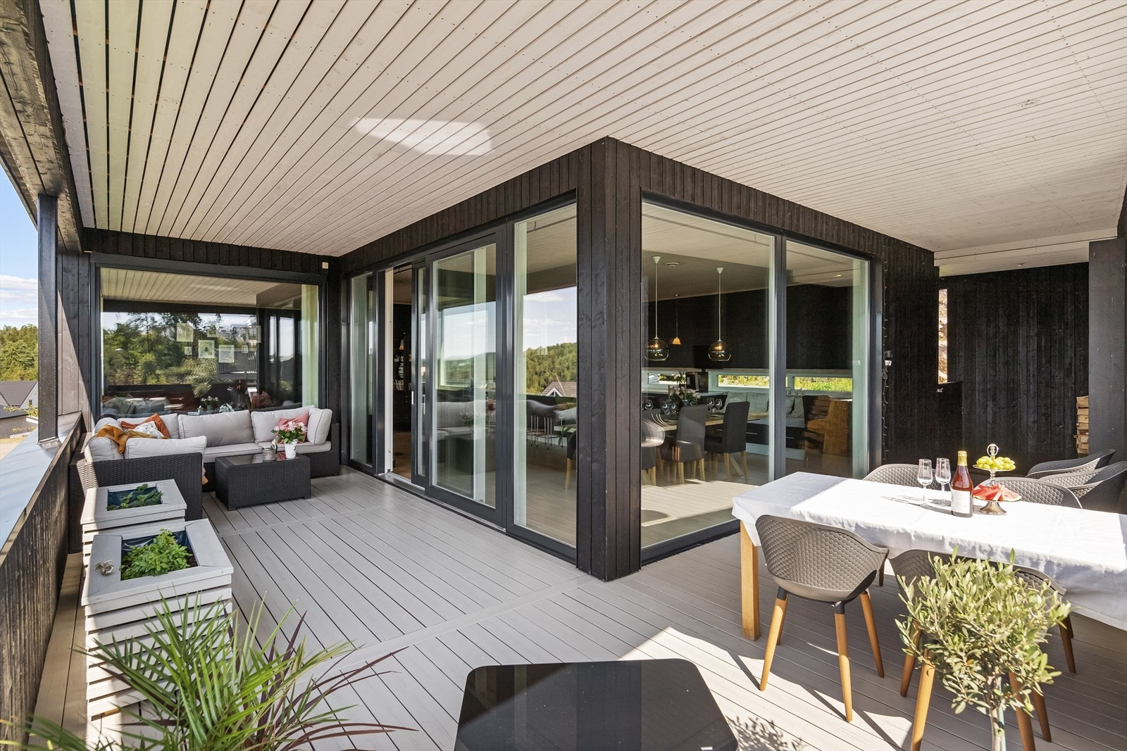 Gjennomtenkt løsning i enden av terrassen til oppbevaring av ved til stuens deilige peisovn. Galleribilde