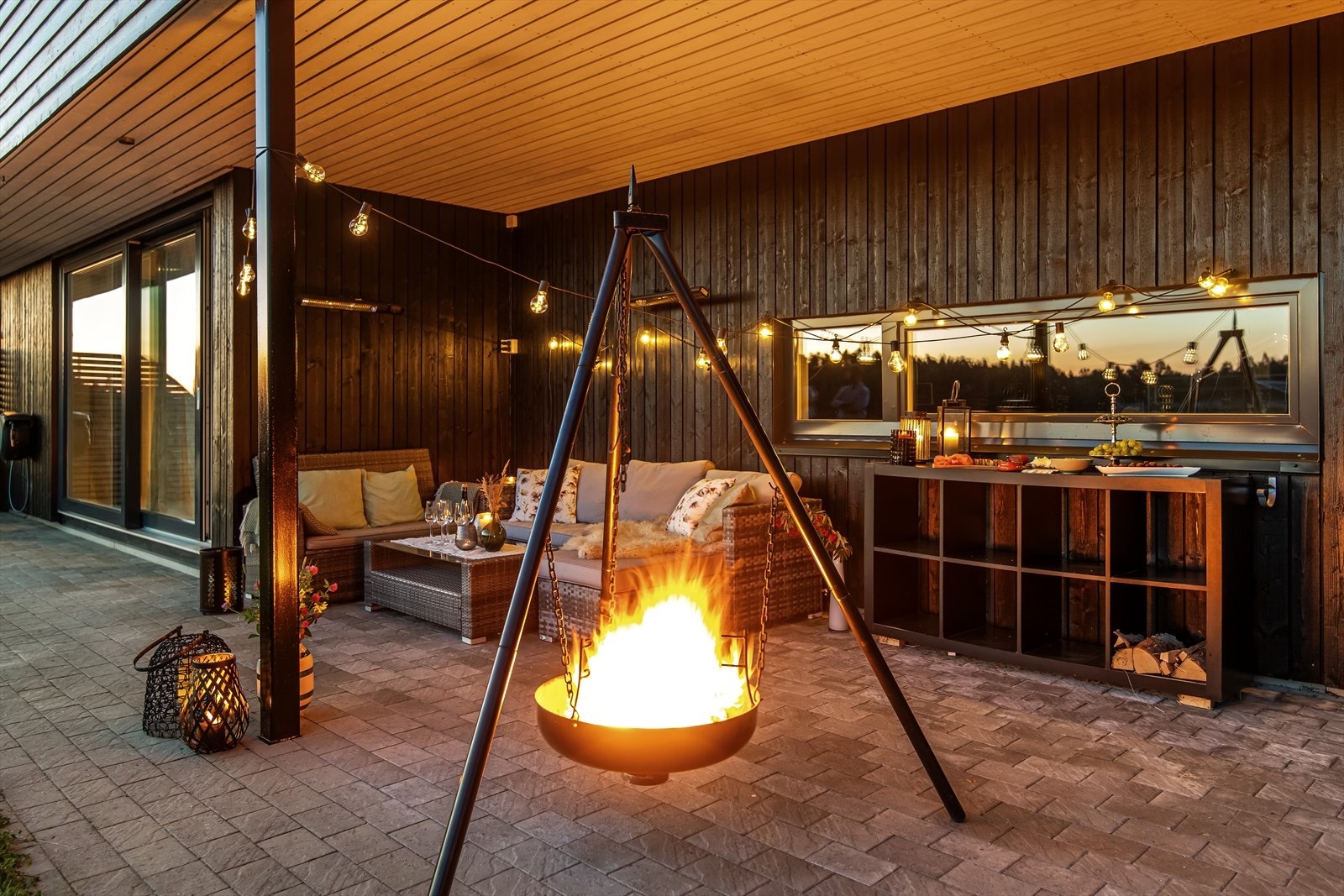 Fra skyvedør i glass er det utgang til uteplassen på bakkeplan. Galleribilde