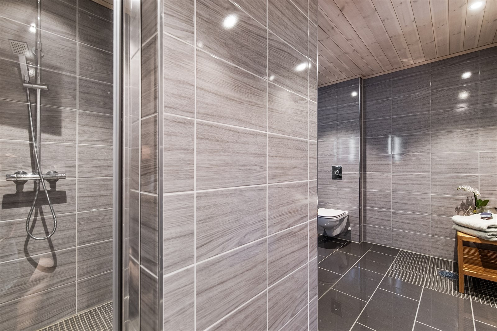 Det er også et tidsriktig og stilig bad med flislagte overflater og varme i gulvet. Galleribilde