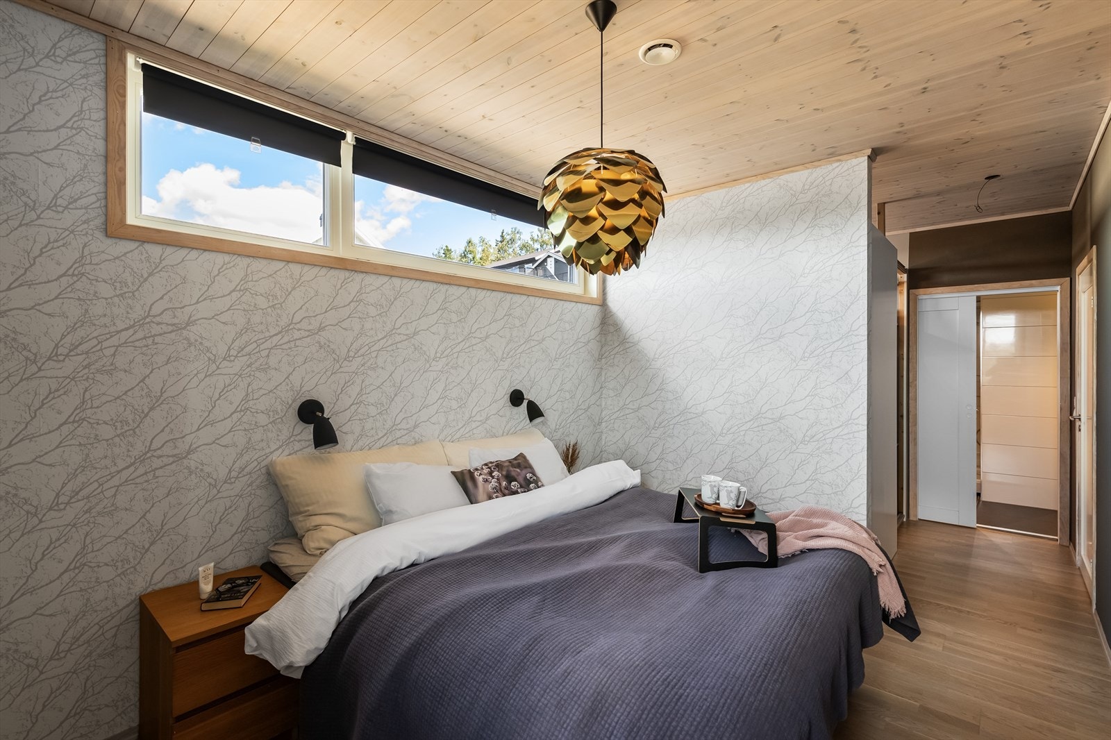 Videre kommer man inn i soveromsavdelingen med 3 soverom, inkl. mastersuite med hovedsoverom, walk in closet og stort bad. Galleribilde