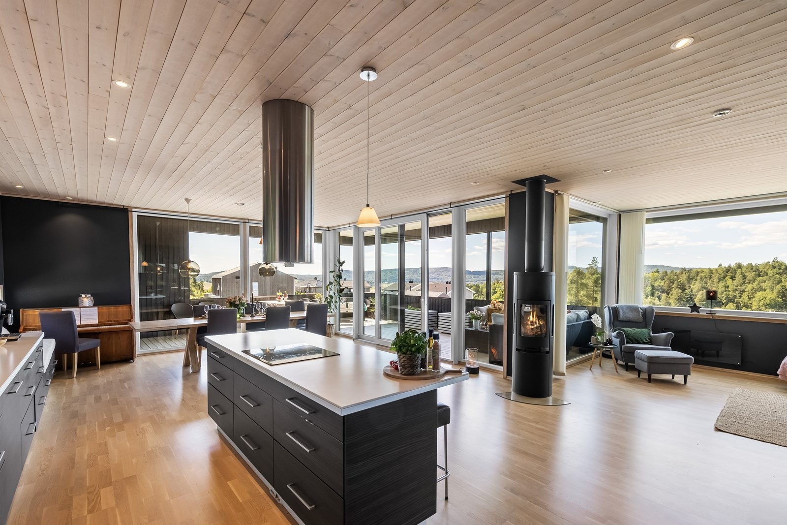 Oppholdssonen har også monterte downlights i himling. Galleribilde