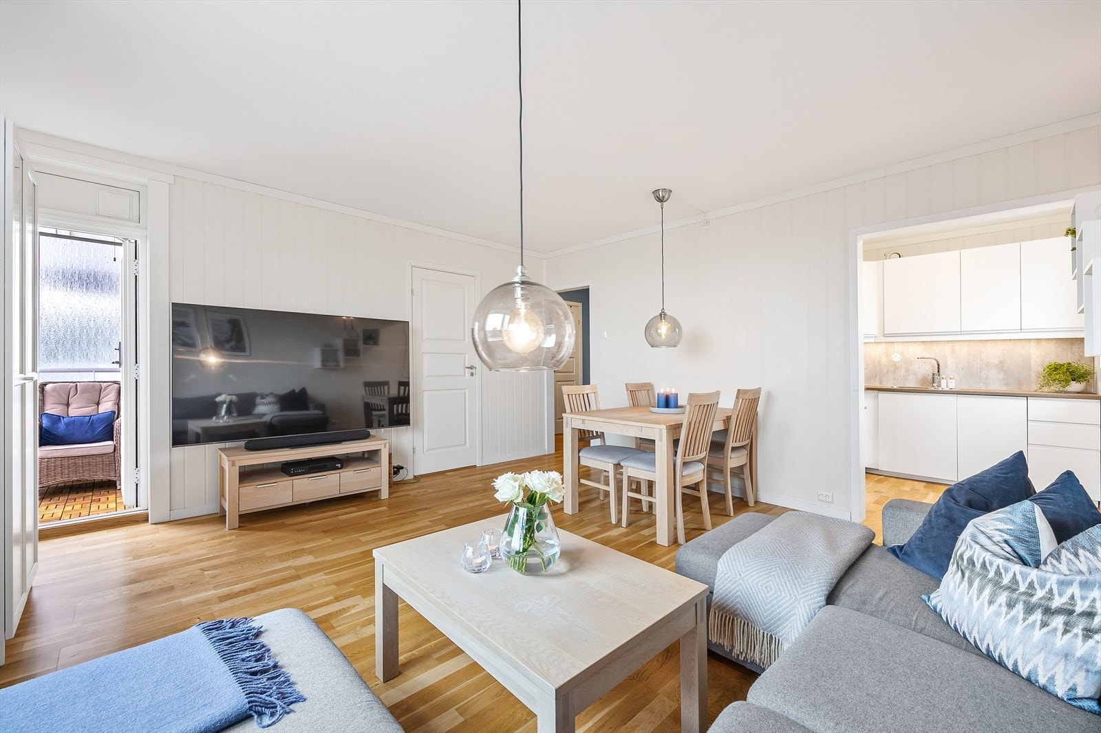 Fra stuen er det utgang til balkongen. Galleribilde
