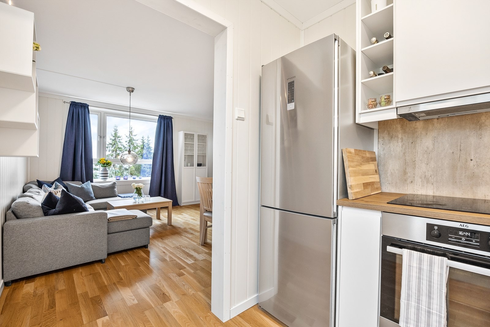 Plater beskytter bakveggene og ventilatoren har kullfilter. Galleribilde