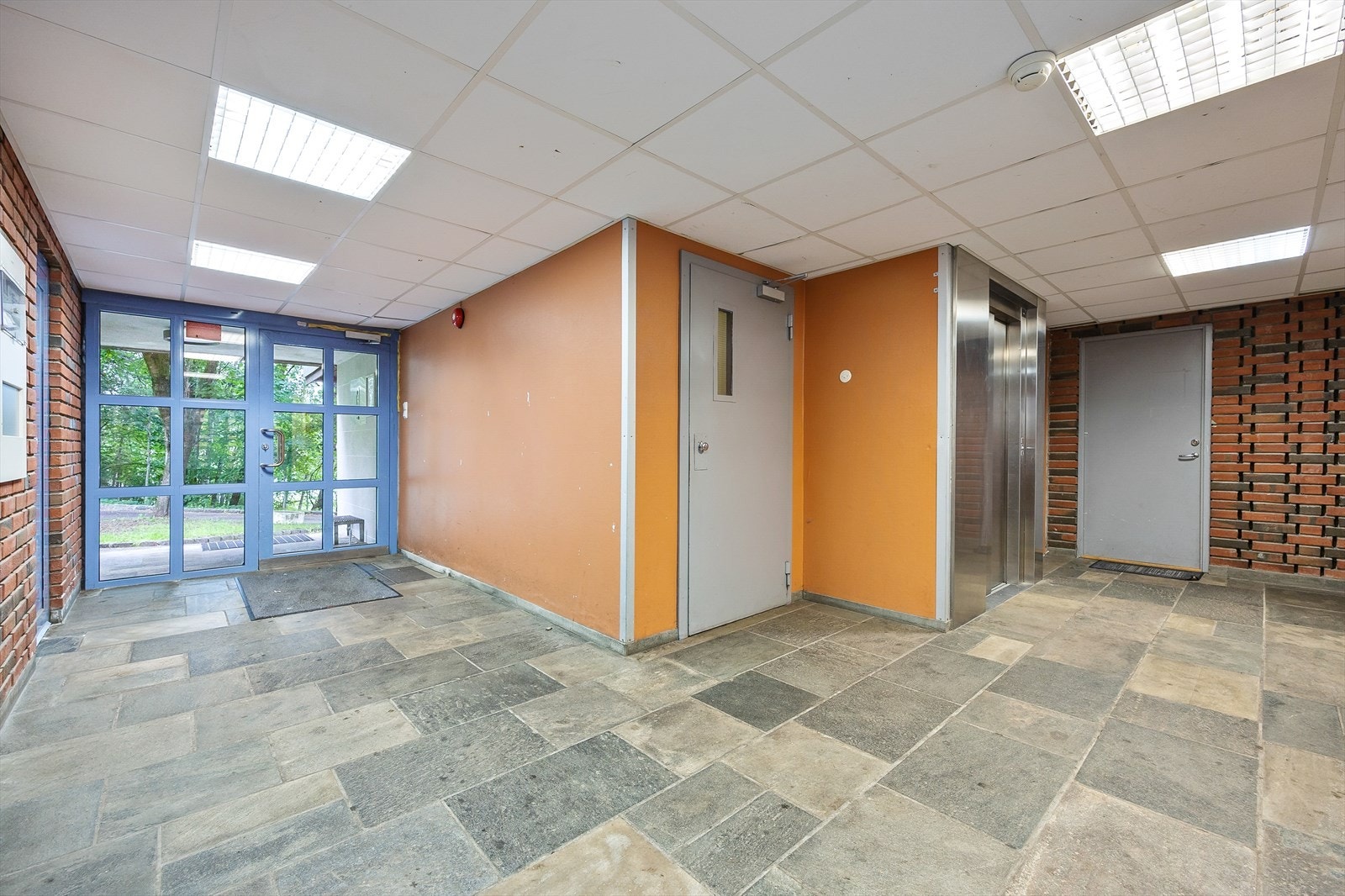 Velholdt inngangsparti med heis. Galleribilde