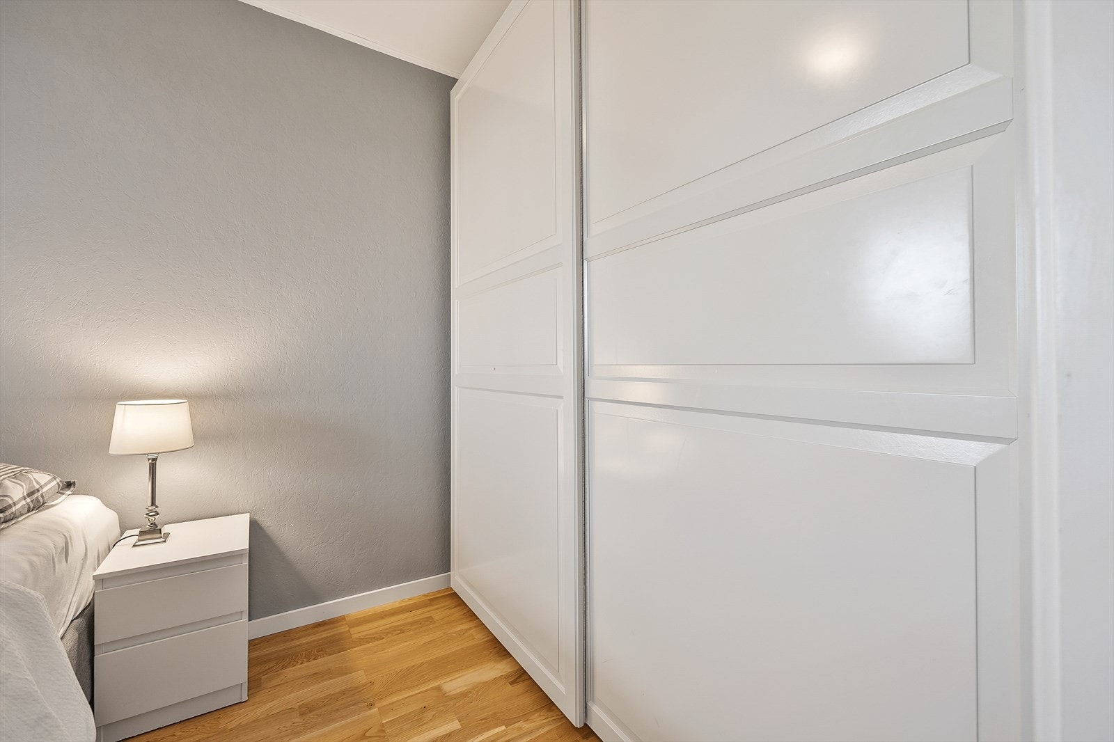 Soverommet har stor skyvedørsgarderobe for god oppbevaring. Galleribilde