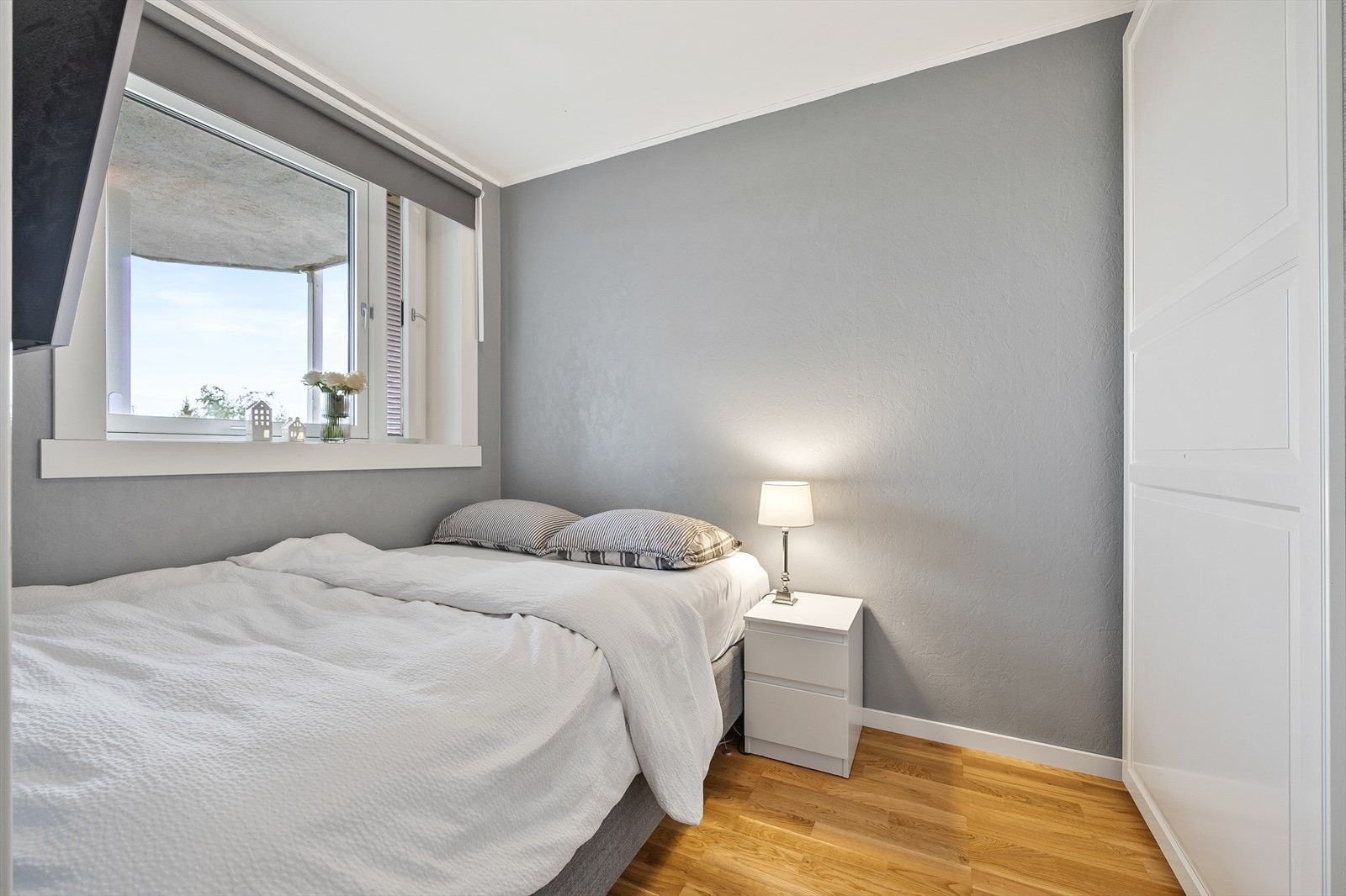 Lunt og godt soverom med plass til dobbeltseng og nattbord. Galleribilde