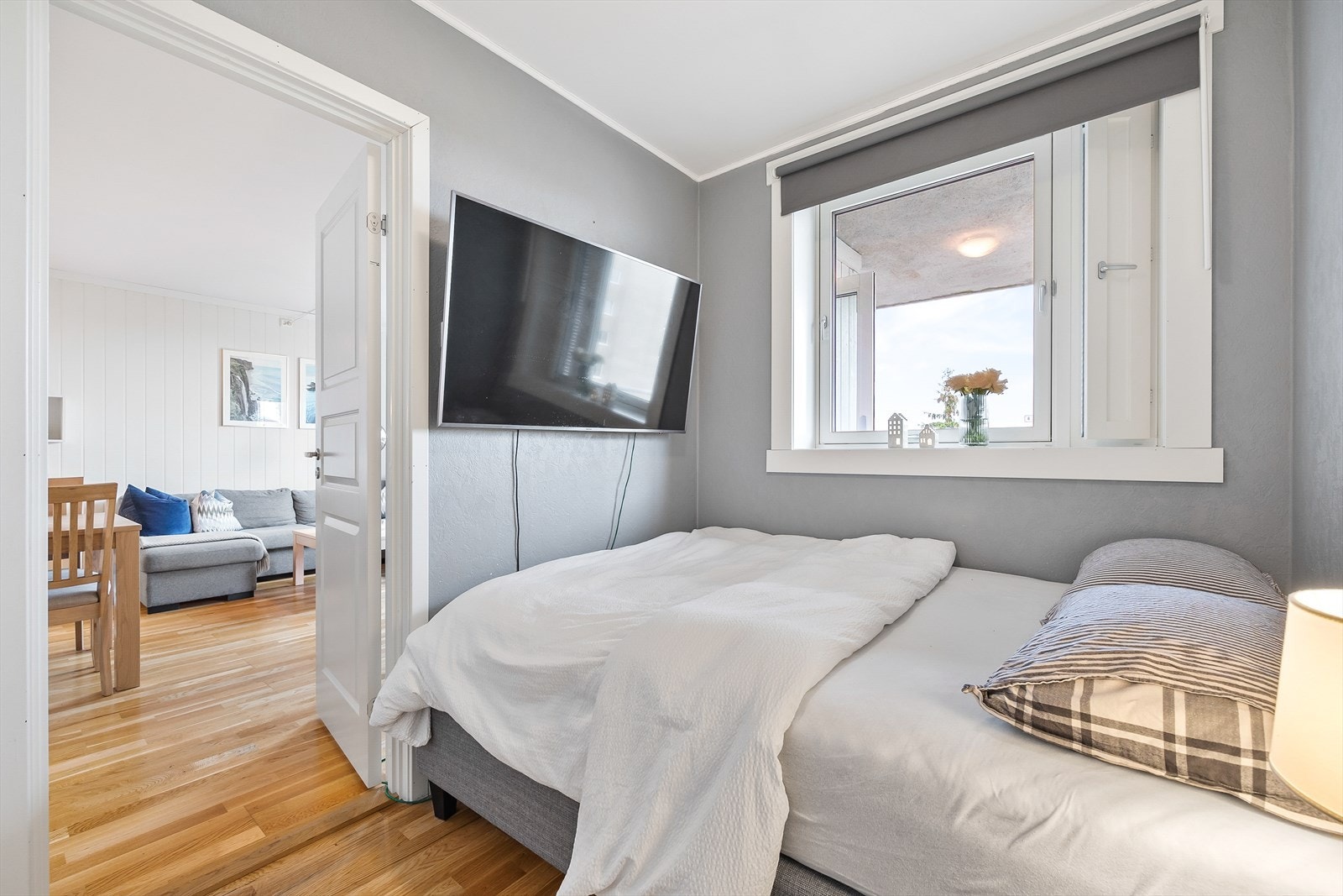 Stort vindu slipper inn godt med lys. Galleribilde