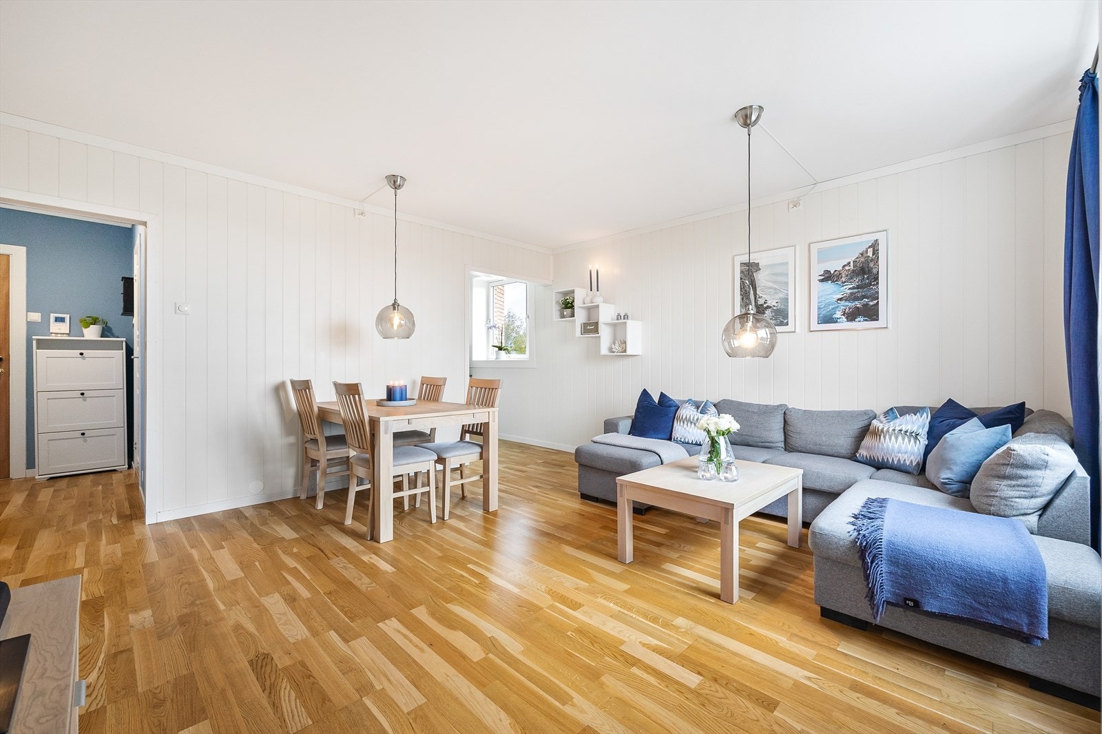 I stuen er det plass til både sofagruppe og spisebord. Galleribilde