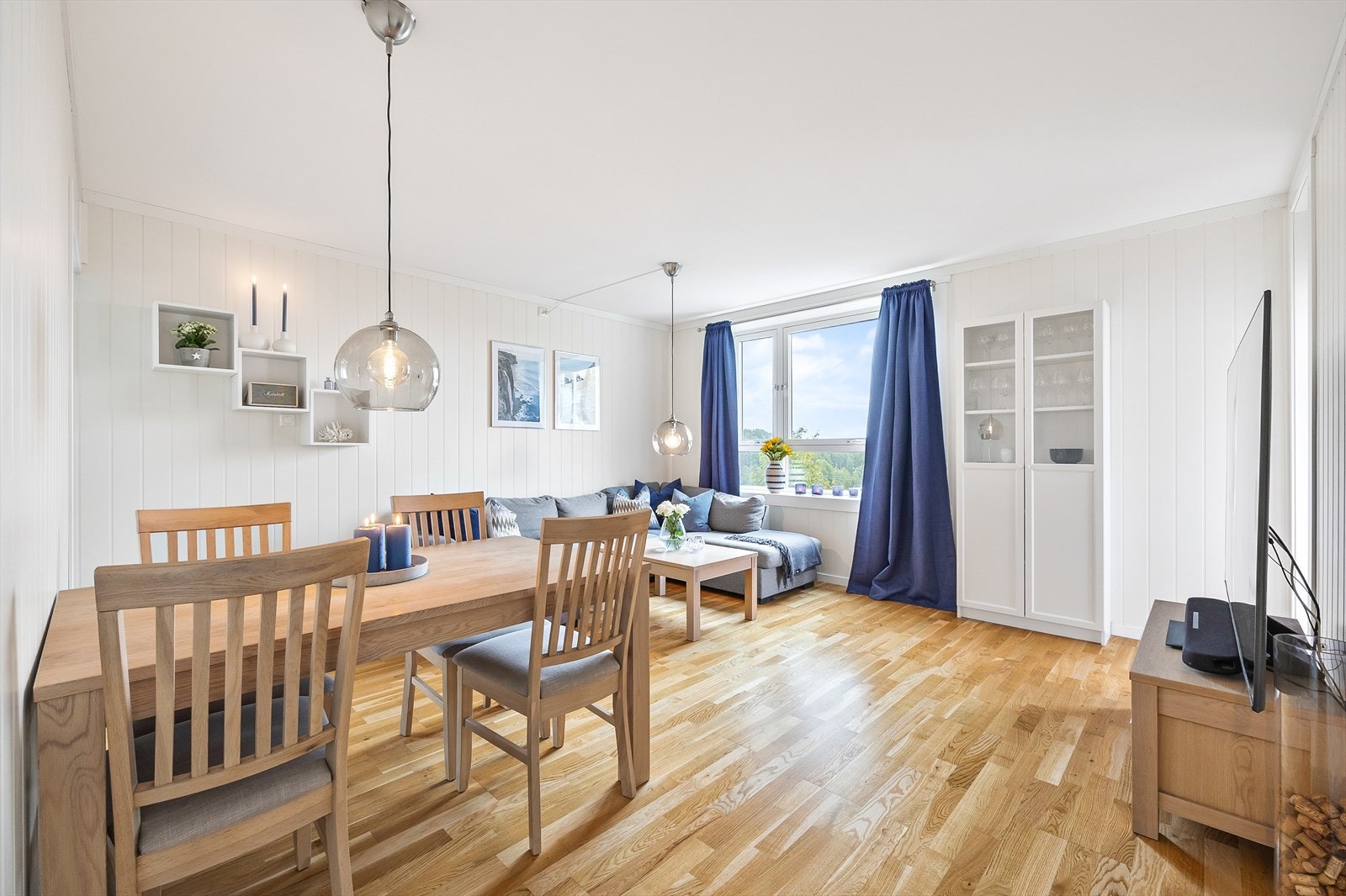 Overflatene er hvitmalte og gulvet er belagt med parkett. Galleribilde