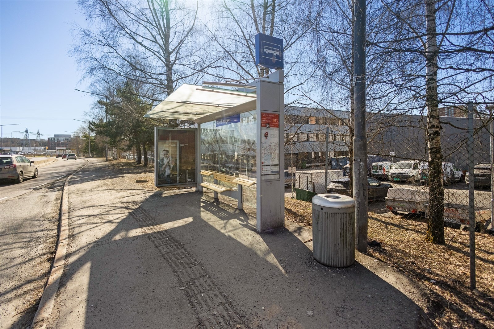 Karihaugen buss holdeplass er kort vei fra boligen. Galleribilde