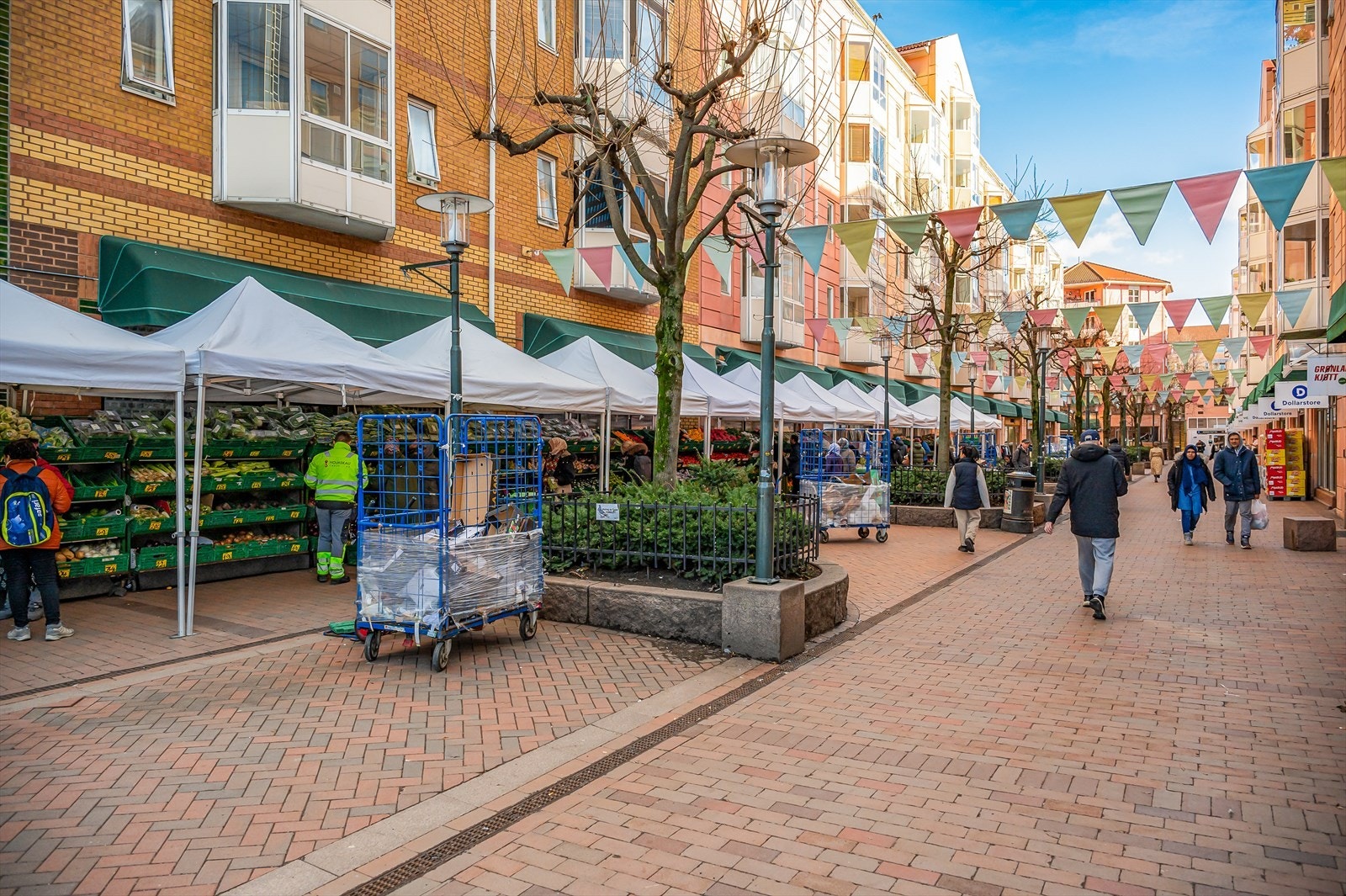Grønland torg ligger også innen gangavstand og er spesielt kjent for sitt store utvalg av fersk frukt og grønt til svært hyggelige priser. Galleribilde