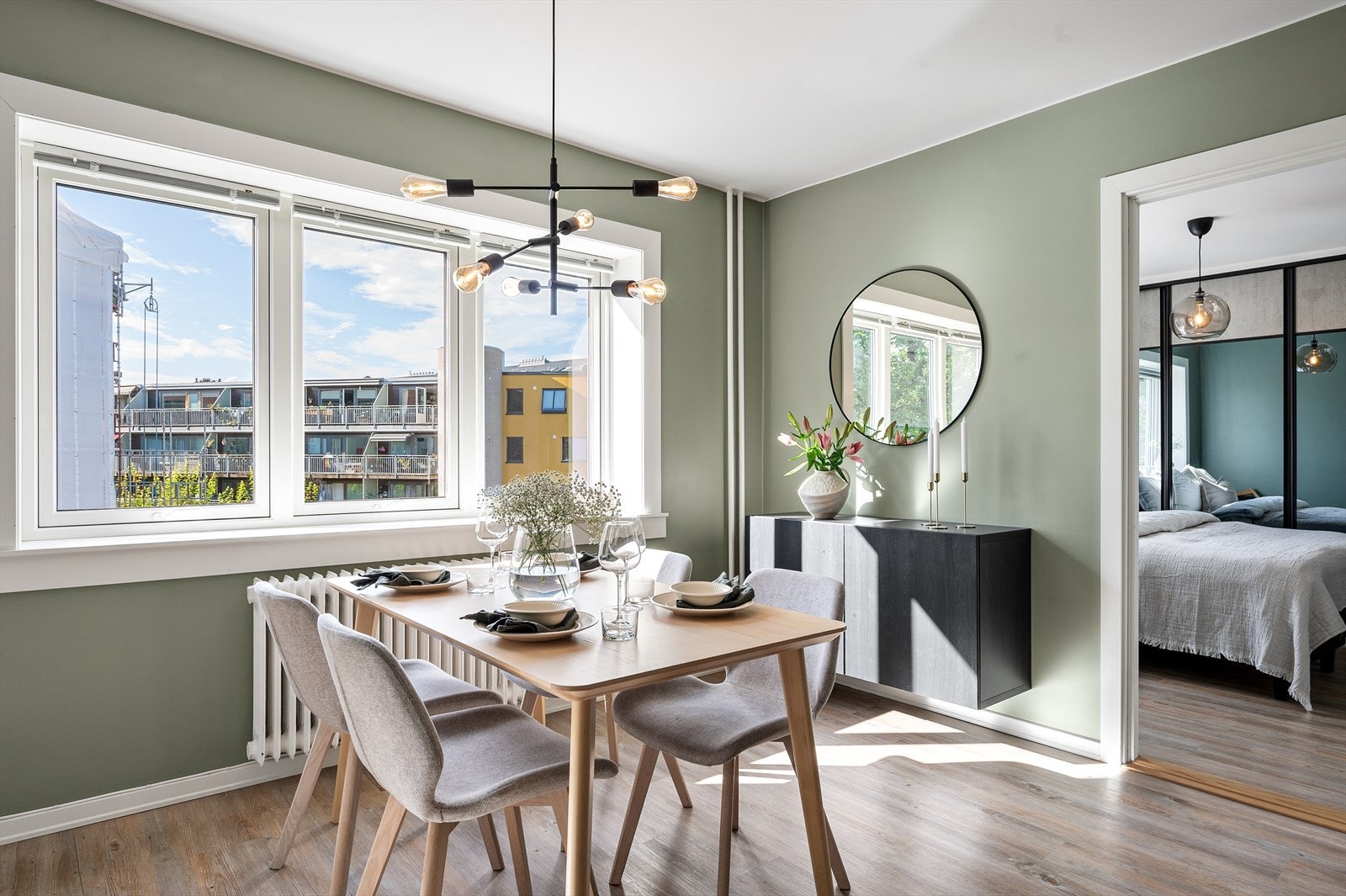 I stuen er det god plass til spisegruppe - her er det god plass til å invitere på middagsbesøk. Galleribilde
