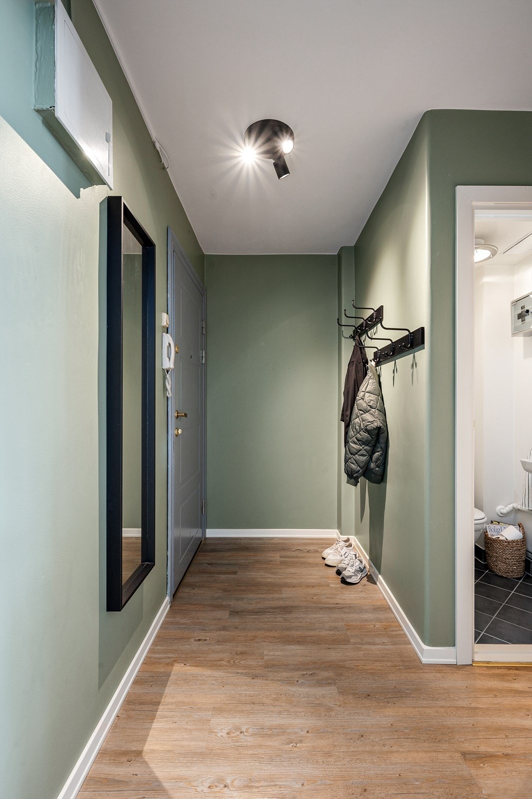Lys og innbydende entré med plass til å henge fra seg jakker og sette fra seg sko. Galleribilde