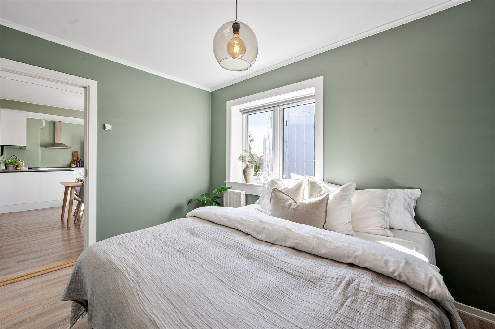 God plass til skrivepult på soverom ved vegg inn mot stue. Galleribilde