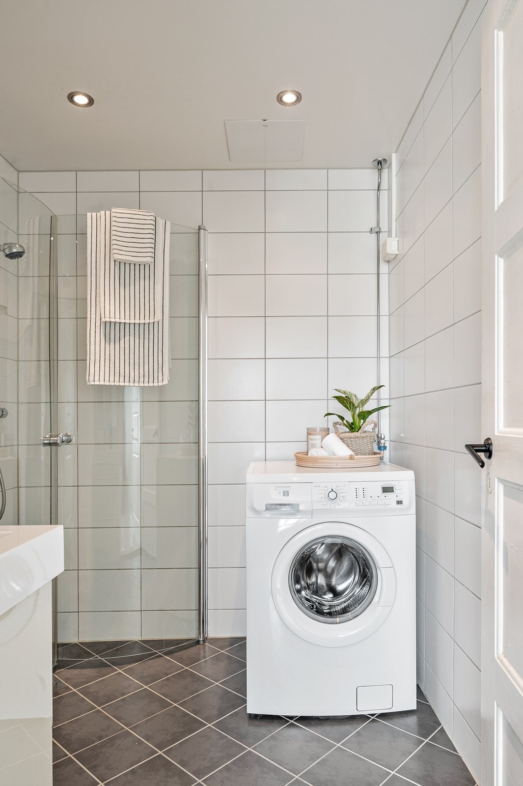 På badet i tilknytning til soverommet er det opplegg til vaskemaskin og innfellbart dusjhjørne. Galleribilde