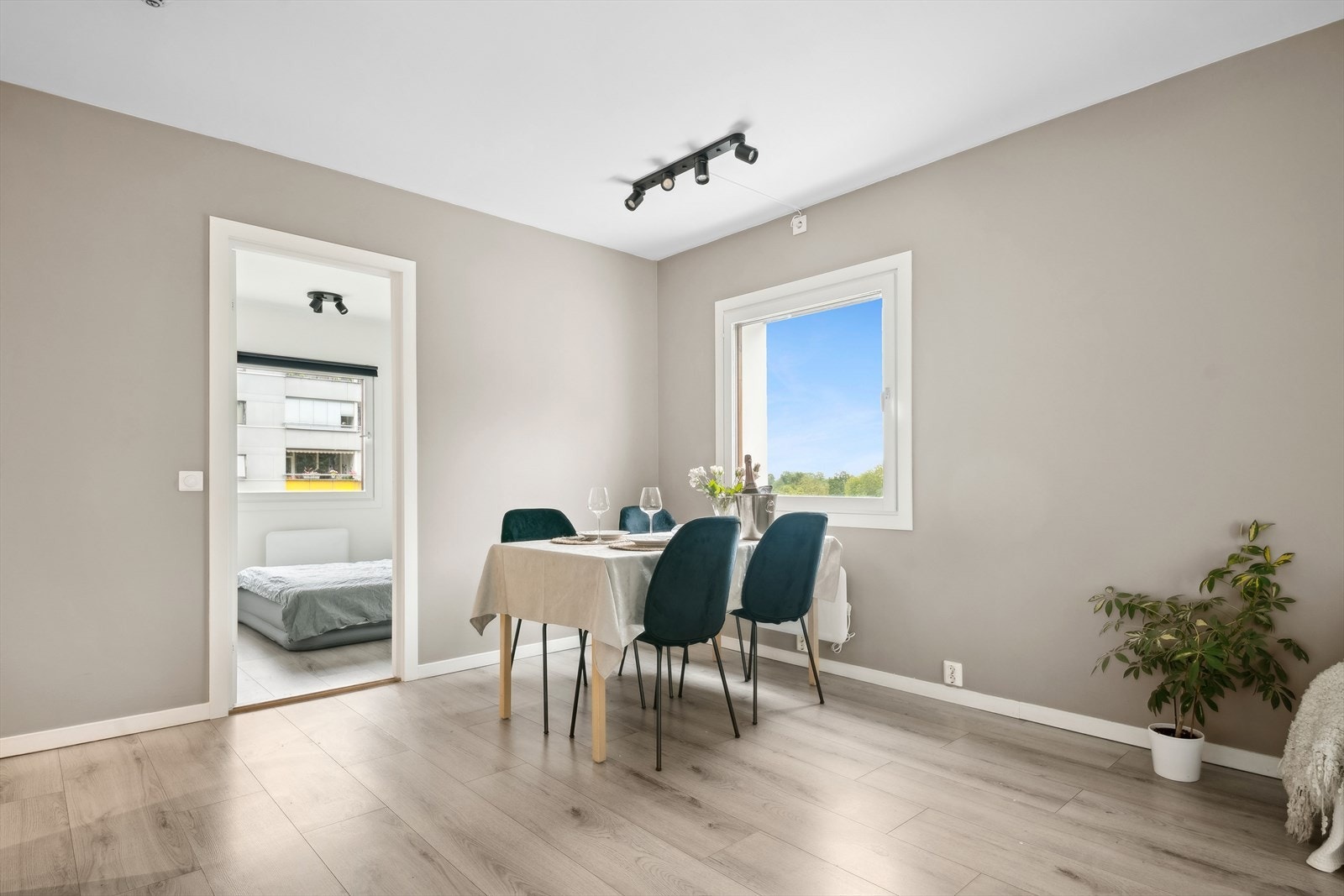 Godt med plass til spisestue - her kan man samle venner og familie til både hverdag og fest! Galleribilde