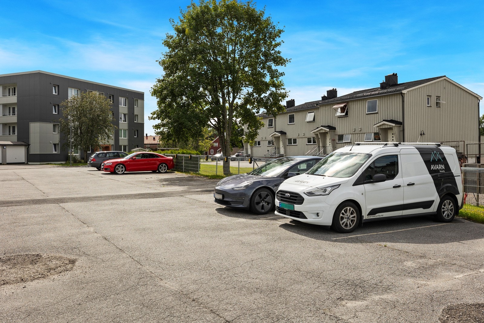 Det er felles parkeringsplass for borettslaget. Galleribilde