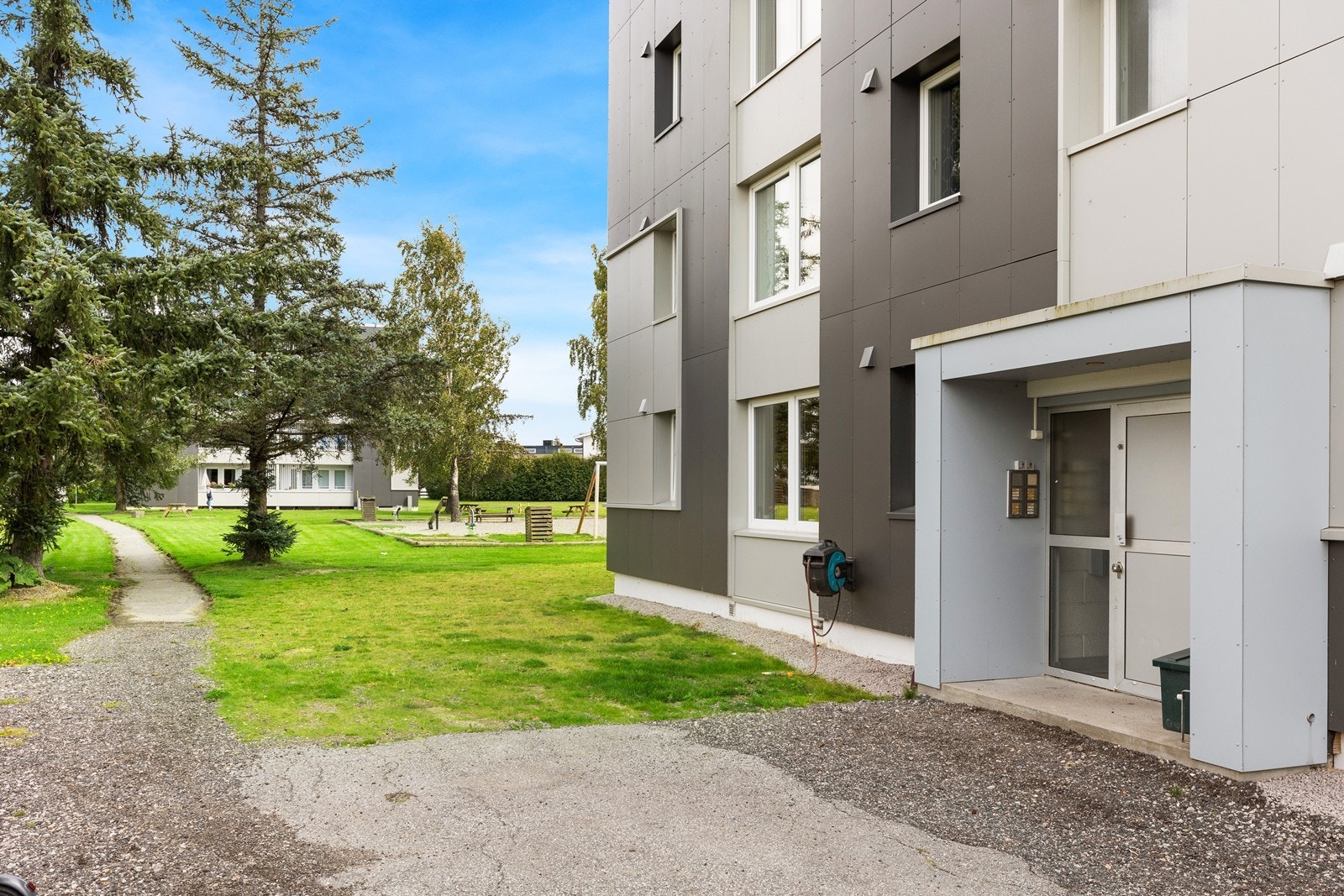 Inngangsparti i 1. etasje med trappegang opp til 4. etasje hvor leiligheten ligger. Galleribilde