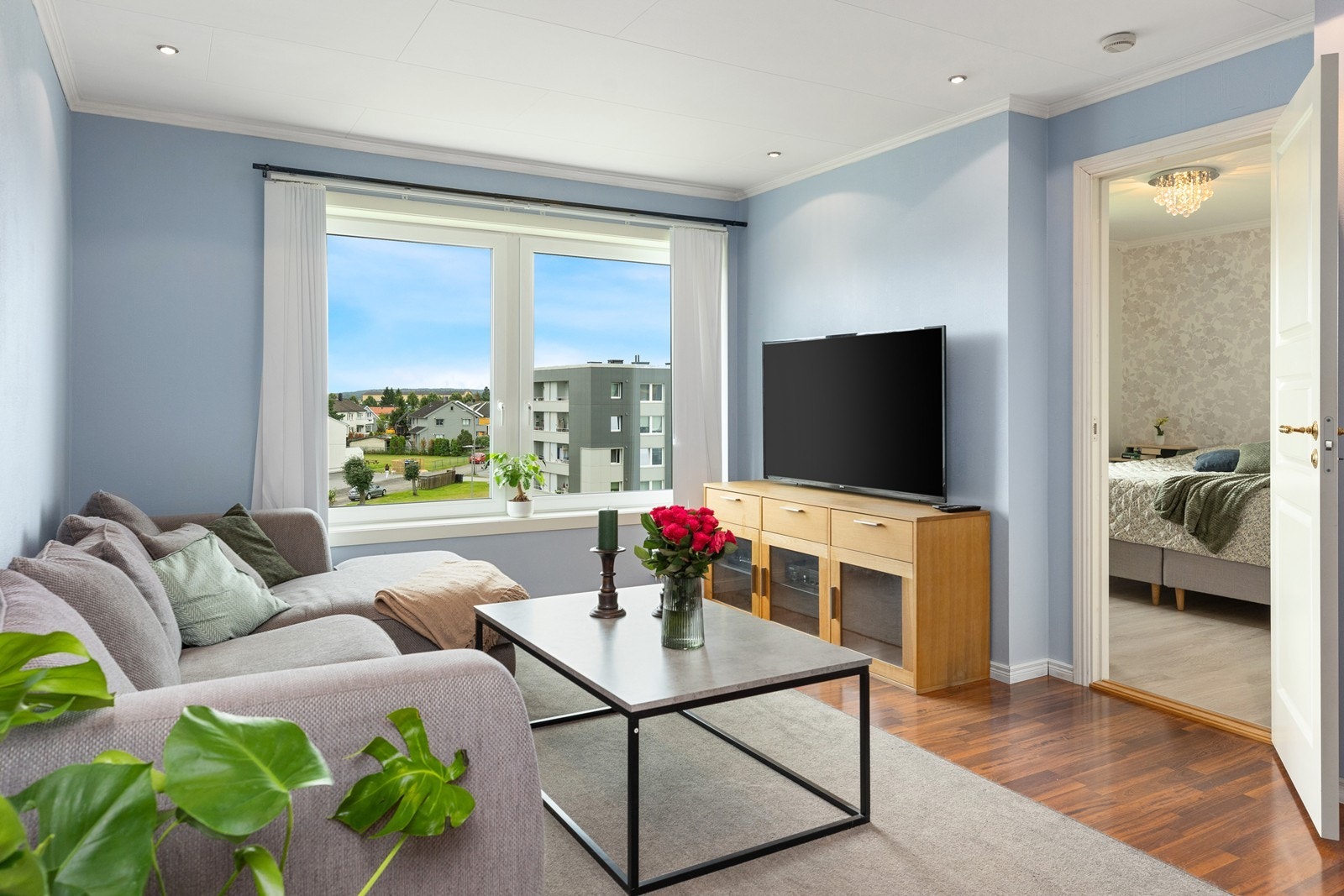 Pen stue med plass til sofagruppe, bord og underholdningssystem. Galleribilde