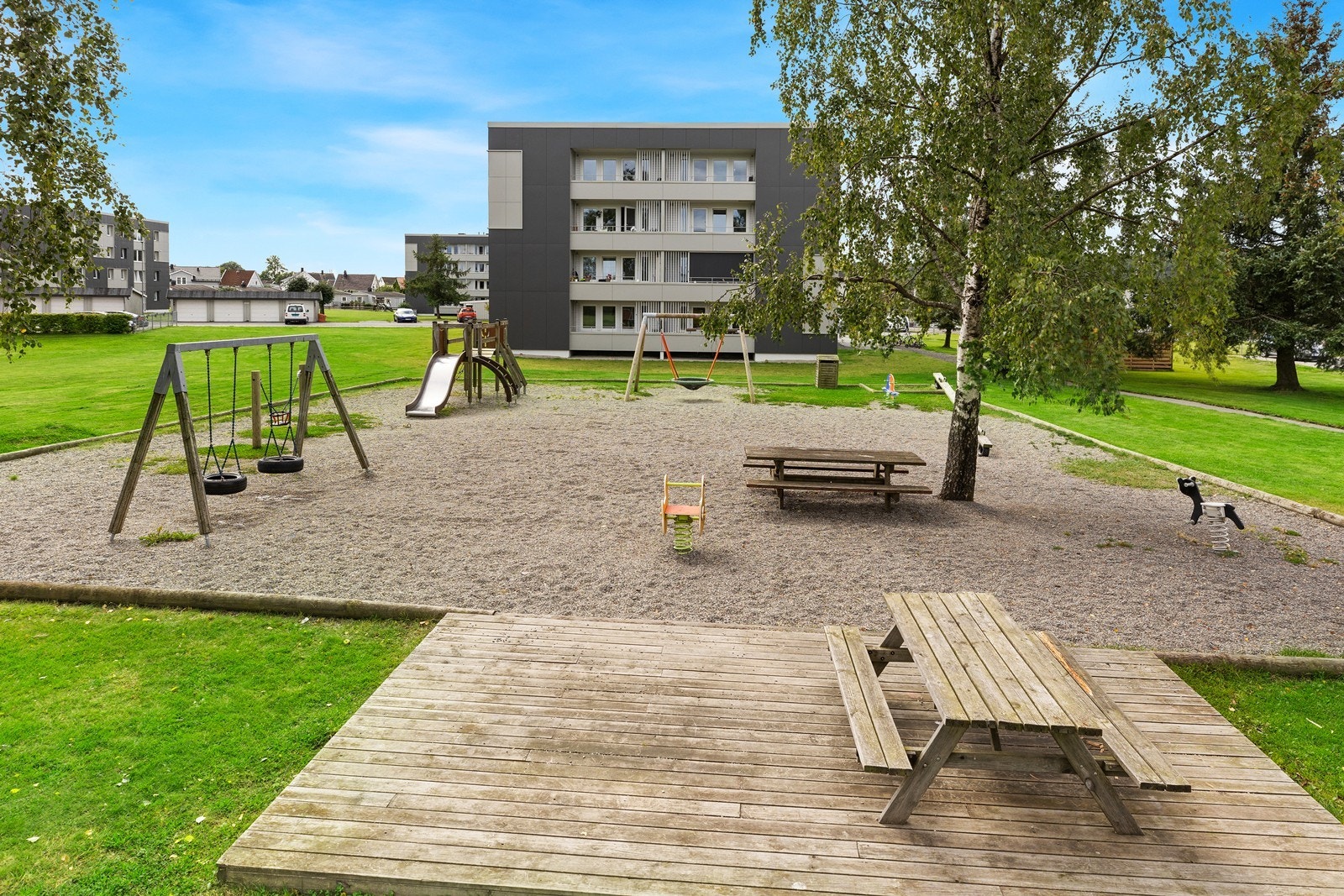 Hyggelig boligområde, hvor det i borettslaget er opparbeidet fellesområder med grøntareal og lekeplass. Galleribilde