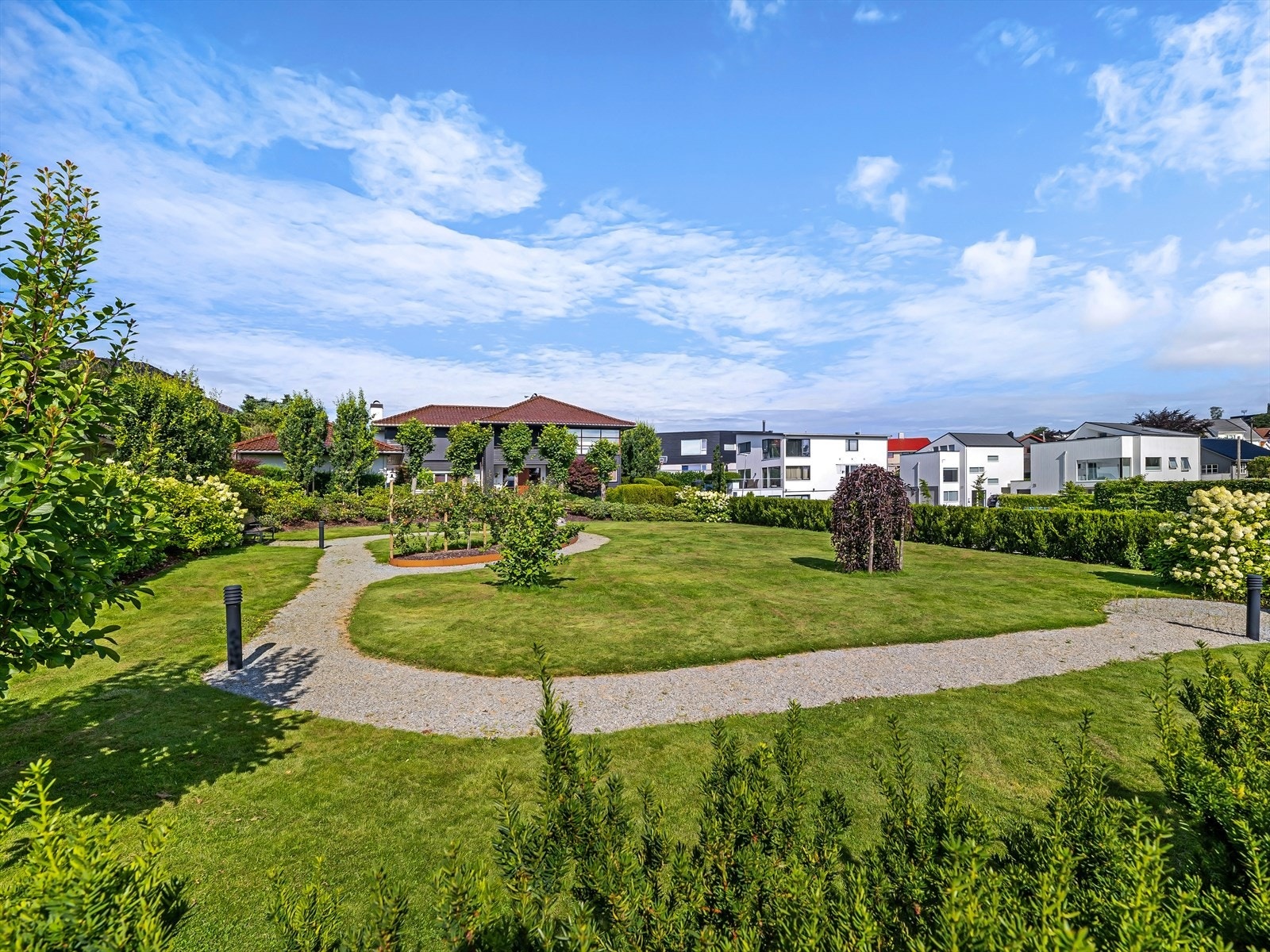 Solrik eiendom hvor du nyter solen fra tidlig til sent. Tilbaketrukket plassering i den ærverdige delen av Sentrum/Stangeland v/Lunden med luftig utsyn. Galleribilde