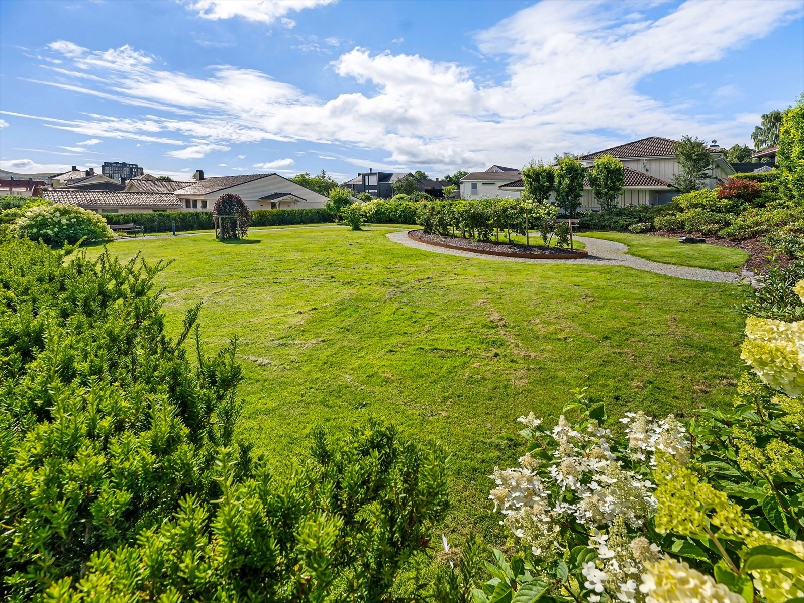 Tomten er i dag pent opparbeidet. Et enkelt utgangspunkt for videre utvikling. Galleribilde