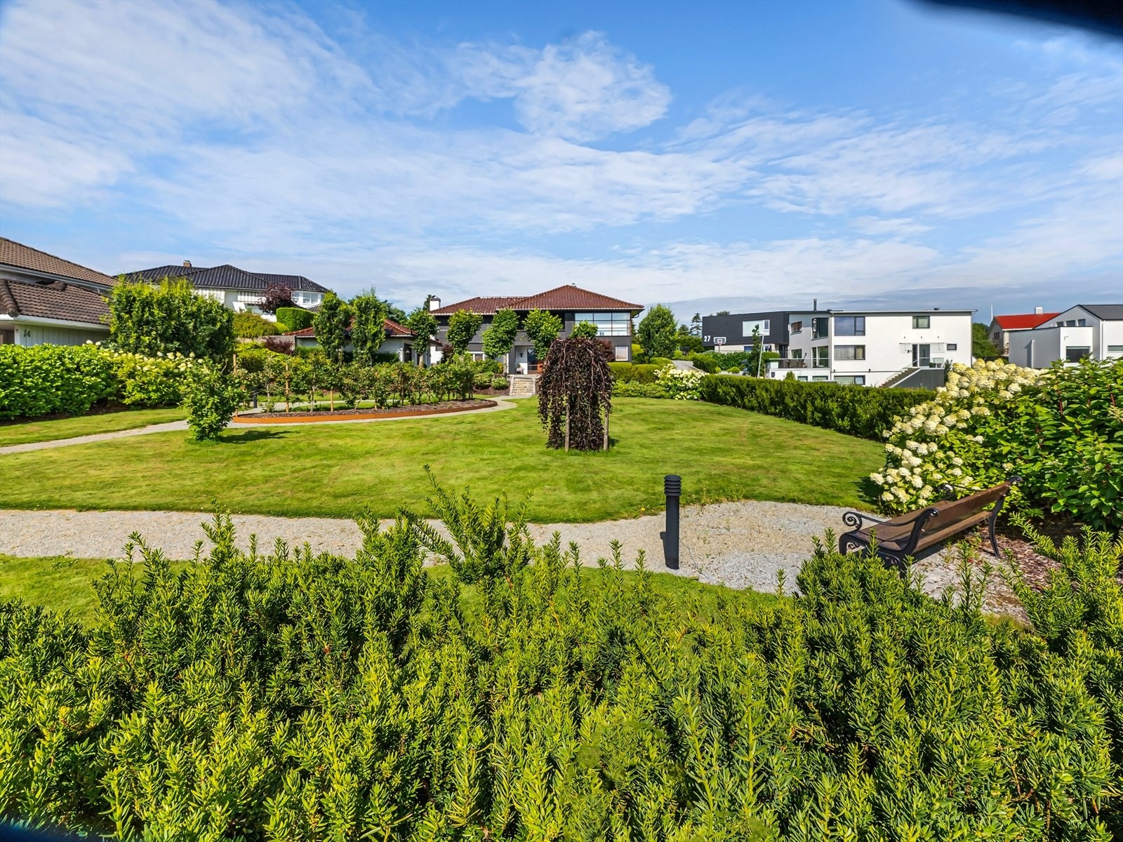 Solrik eiendom hvor du nyter solen fra tidlig til sent. Tilbaketrukket plassering i den ærverdige delen av Sentrum/Stangeland v/Lunden med luftig utsyn. Galleribilde