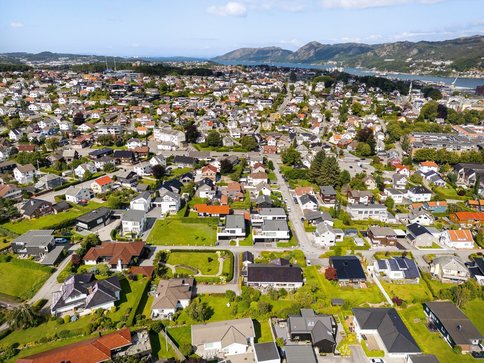 Sentrum/Stangeland v/Lunden er det komplette villastrøket med kombinasjonen, urbant, tilbaketrukket og luftige omgivelser. Godt naboskap og tiltalende eiendommer i nabolaget bidrar til høy trivsel. Galleribilde