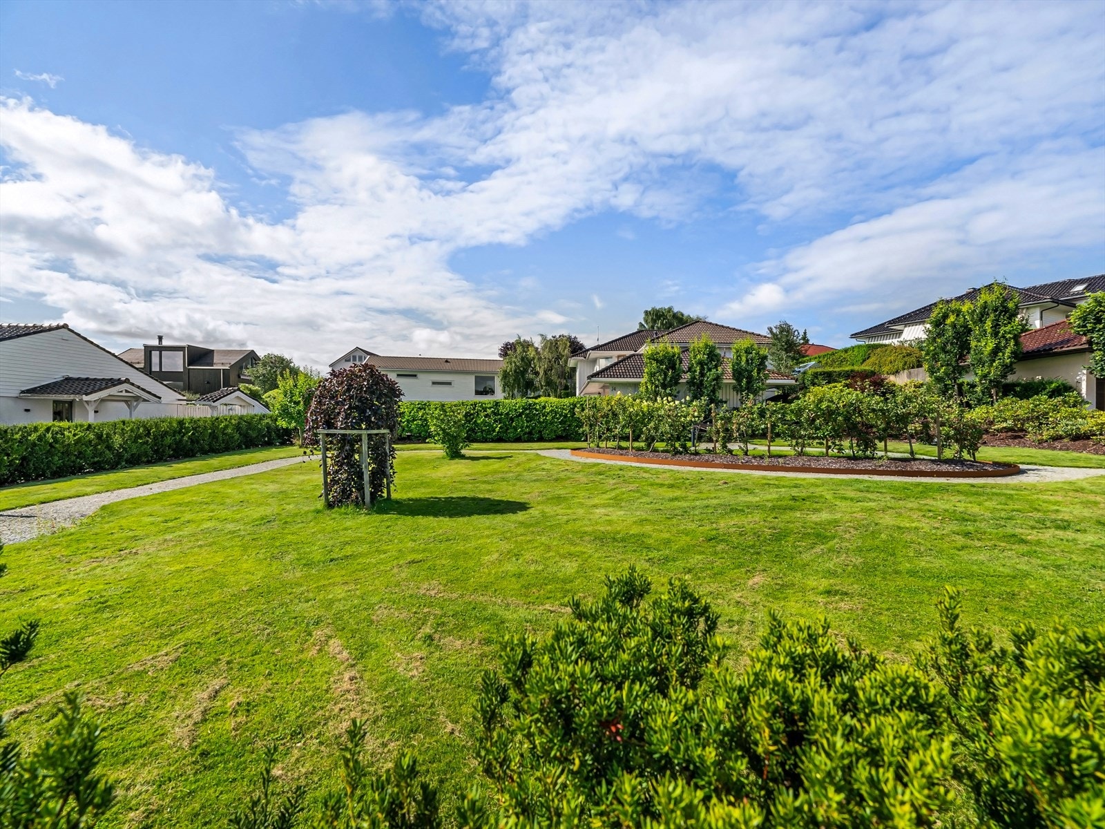 Tomten er i dag pent opparbeidet. Et enkelt utgangspunkt for videre utvikling. Galleribilde