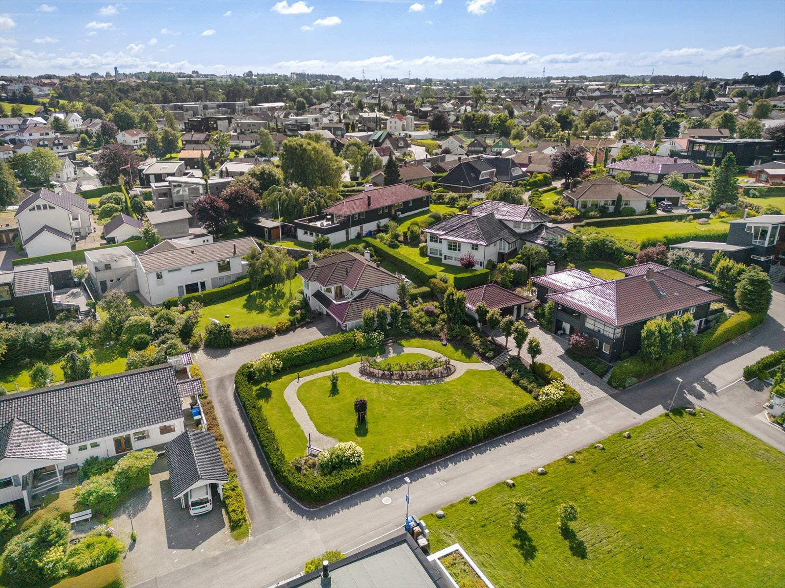 En prima tomt av de sjeldne. Området, solforhold, tilgangen til sentrum - likevel tilbaketrukket, i rolig, ærverdig gate. Galleribilde