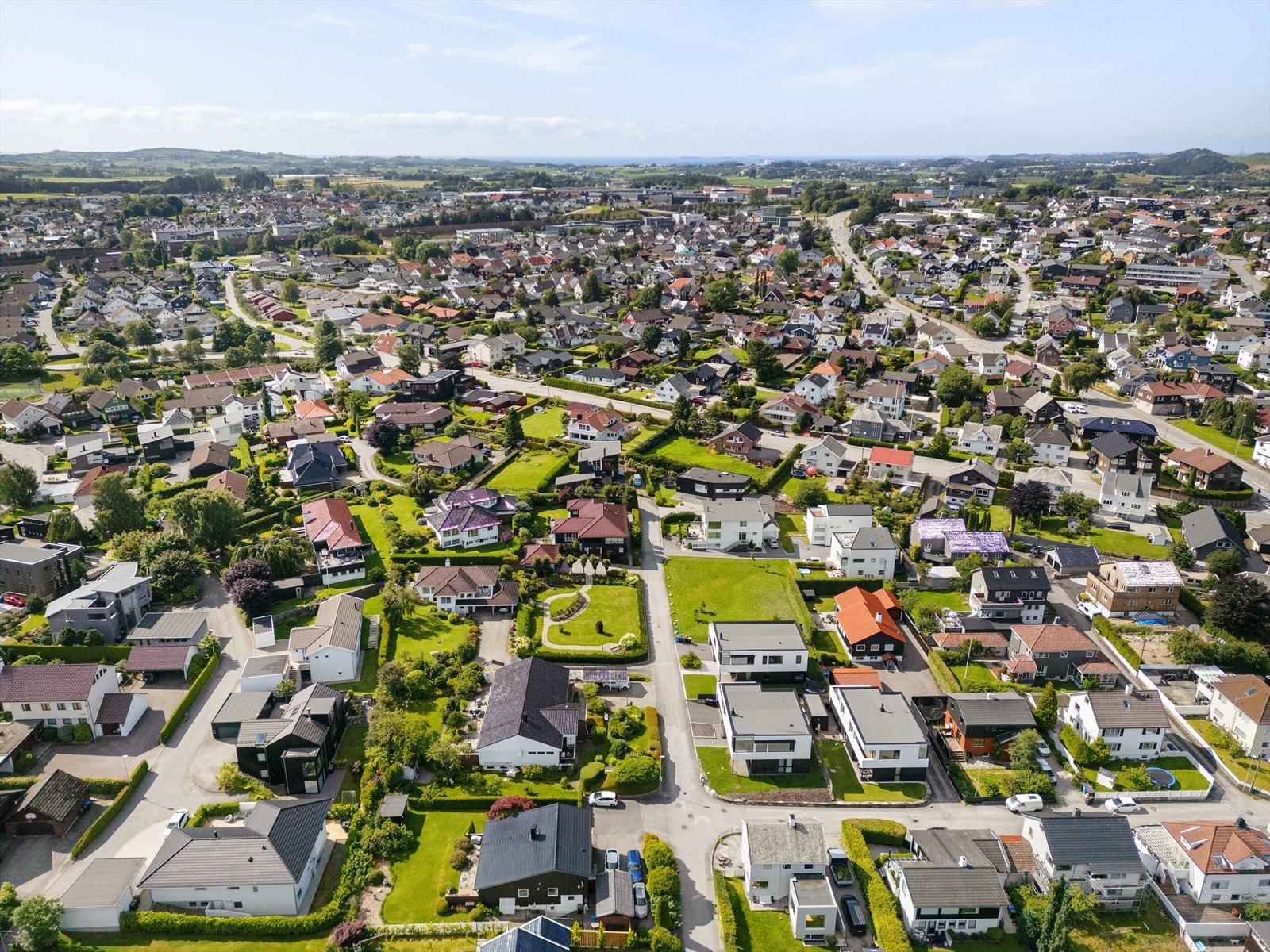 Solrik eiendom hvor du nyter solen fra tidlig til sent. Tilbaketrukket plassering i den ærverdige delen av Sentrum/Stangeland v/Lunden med luftig utsyn. Galleribilde