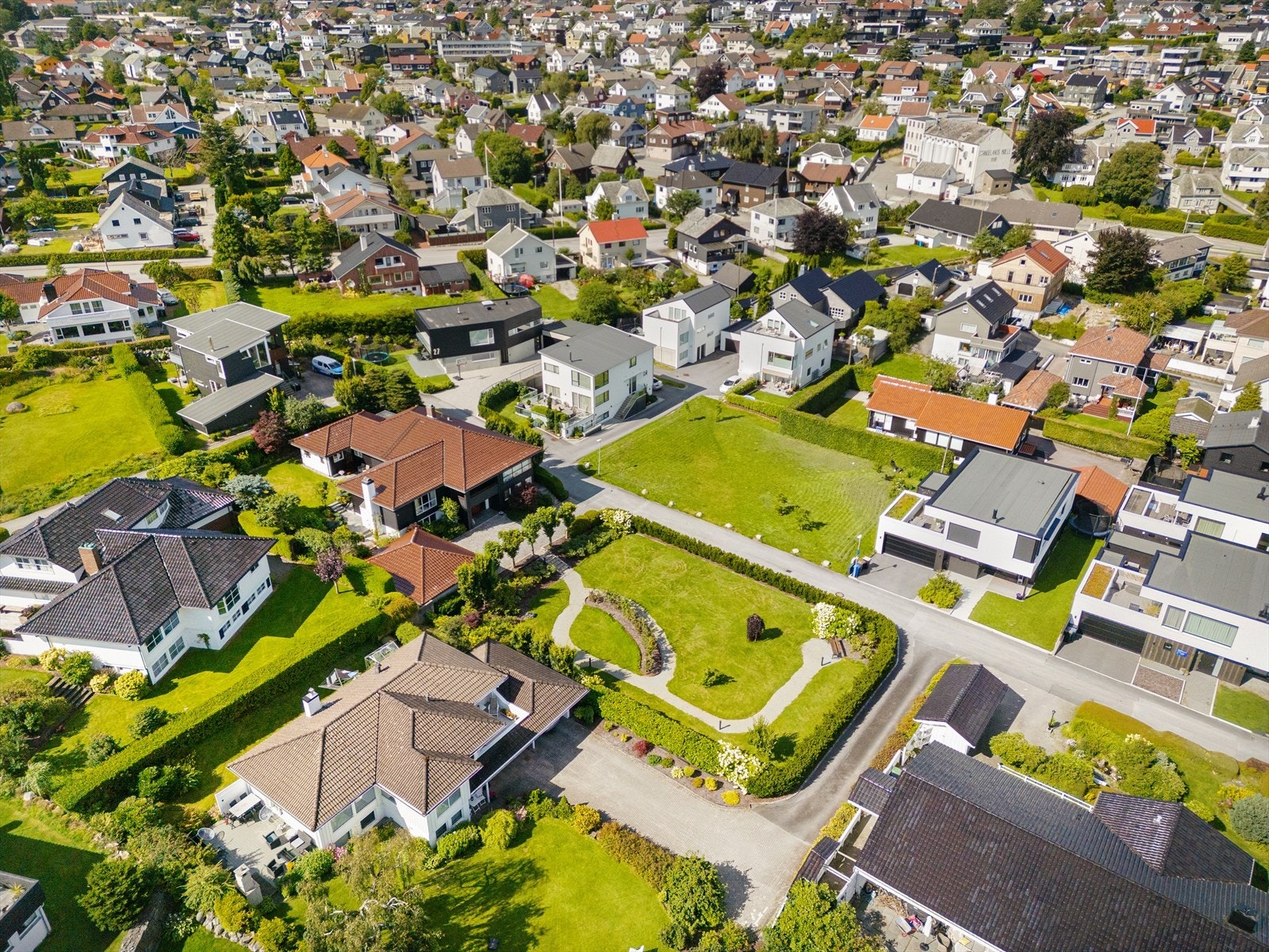 Sol fra tidlig til sent. Rolig villaområde. Muligheten til å virkeliggjøre en eller flere drømmer. Galleribilde