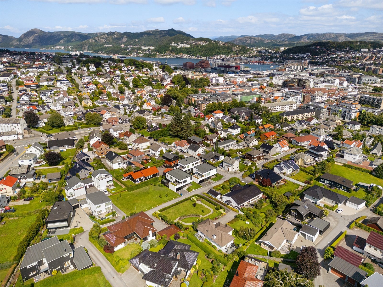 Her har du et par minutters rusletur til Sandnes sentrum, Skeiane ungdomsskole, matbutikk, Sandvedparkens grønne lunger og ellers det du trenger. Galleribilde