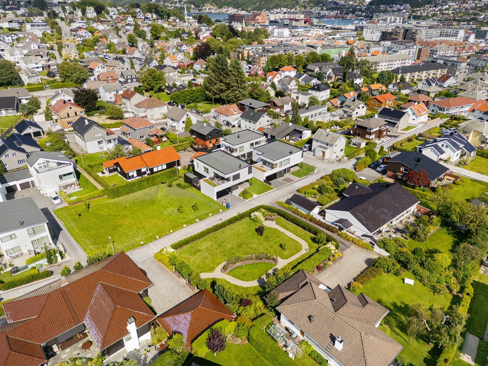 Sentrum/Stangeland v/Lunden er det komplette villastrøket med kombinasjonen, urbant, tilbaketrukket og luftige omgivelser. Godt naboskap og tiltalende eiendommer i nabolaget bidrar til høy trivsel. Galleribilde