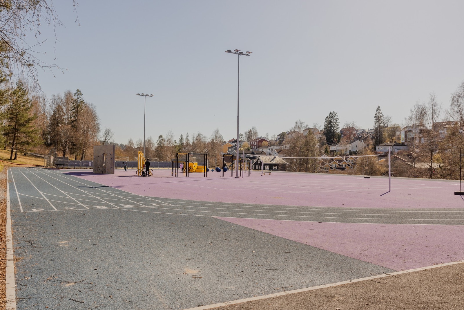 Kort vei til nyere treningsbane med løpespor og apparater. Galleribilde