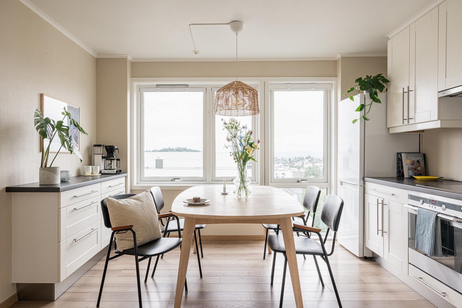 God plass til spisebord ved behov. Galleribilde