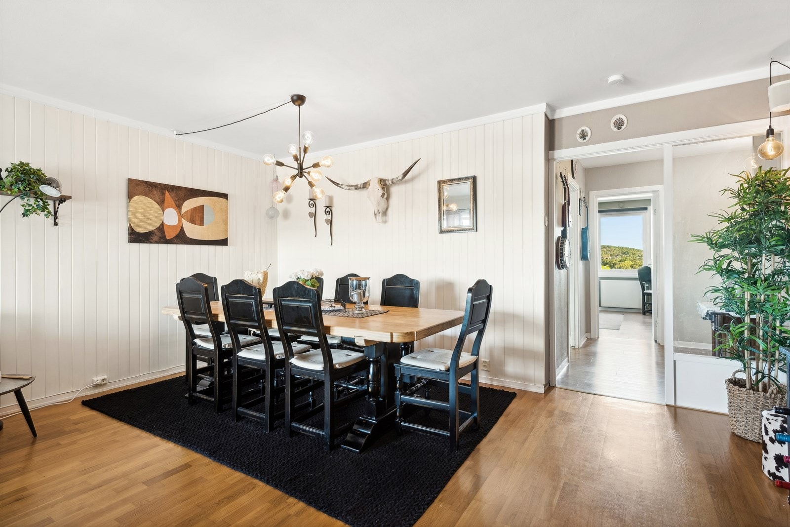 Boligen byr på en romslig planløsning Galleribilde