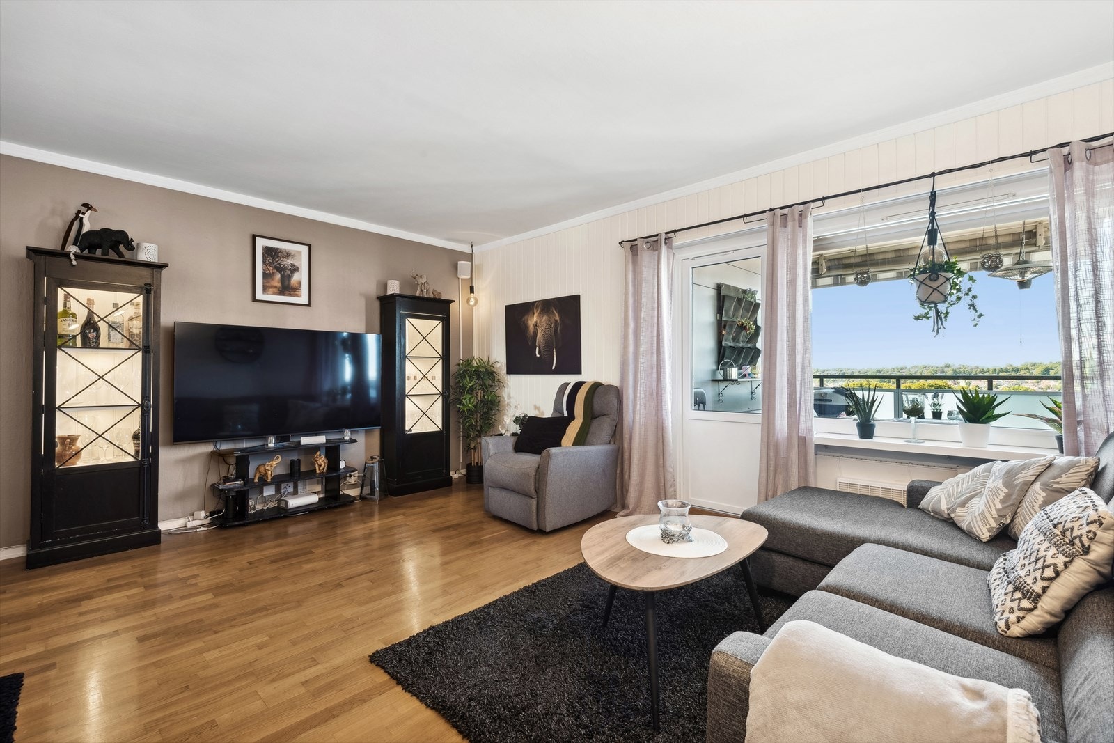 Fra Stuen har man direkte adkomst til balkongen på 8 m² Galleribilde