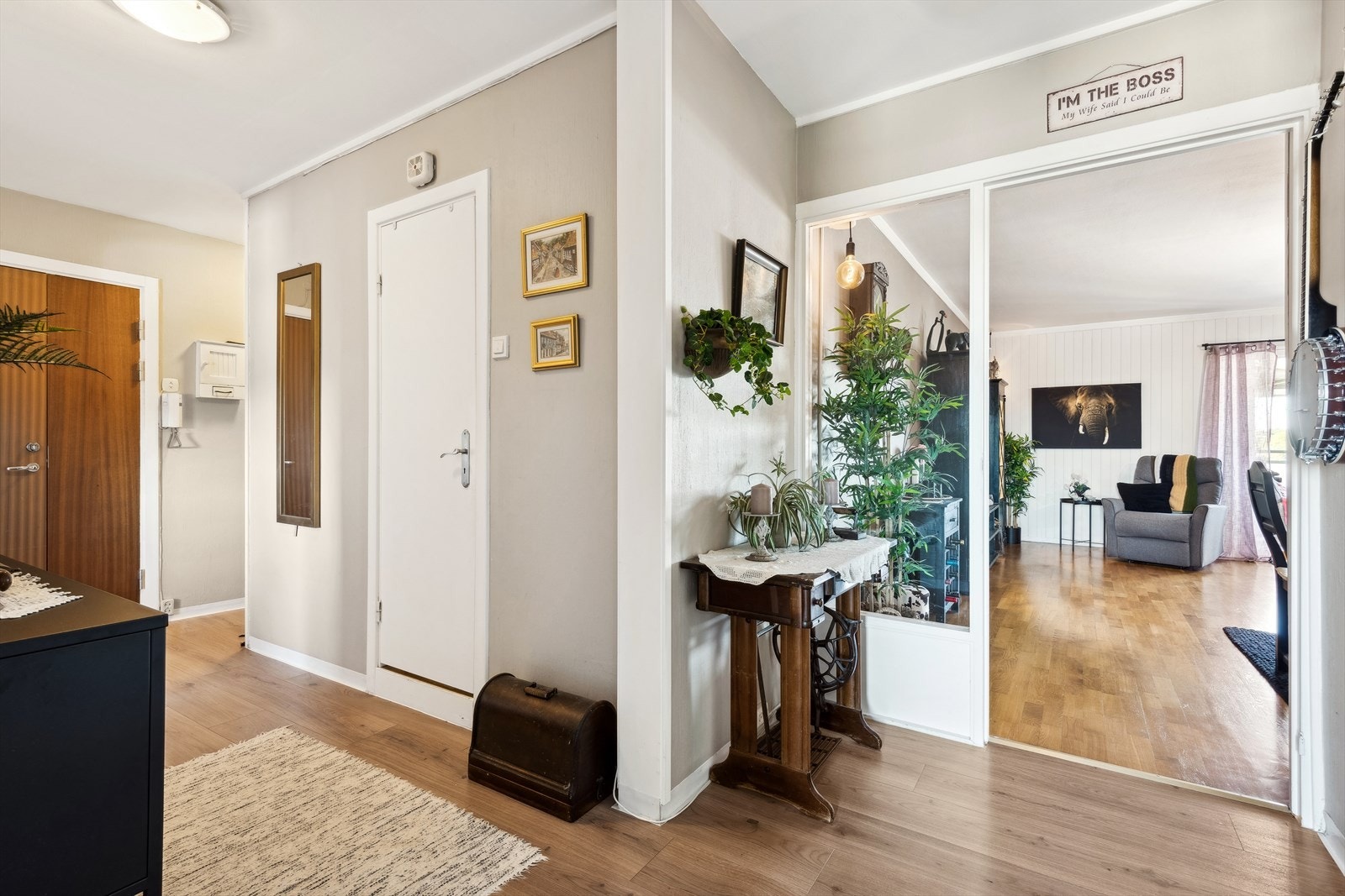 Leiligheten har vannbåren varme som varmer opp boligens oppholdsrom. Galleribilde