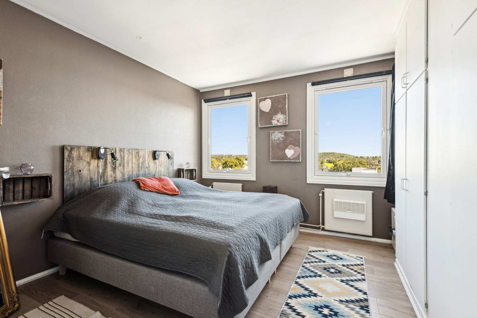 Hovedsoverommet er lysfyllt med god plass til dobbeltseng og annet møblement. Garderobeløsning langs veggen Galleribilde