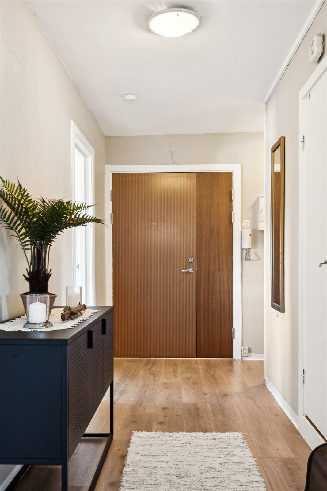 Romslig gang med plass til oppbevaringsmøbler Galleribilde