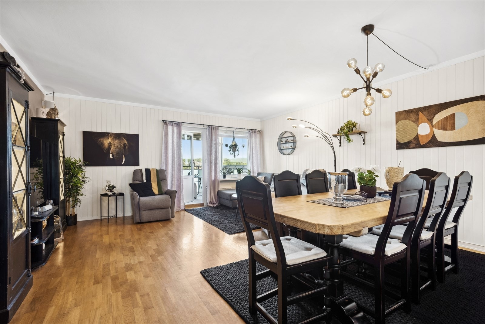 Stuen er lys og luftig med god plass til sofagruppe og spisebord Galleribilde