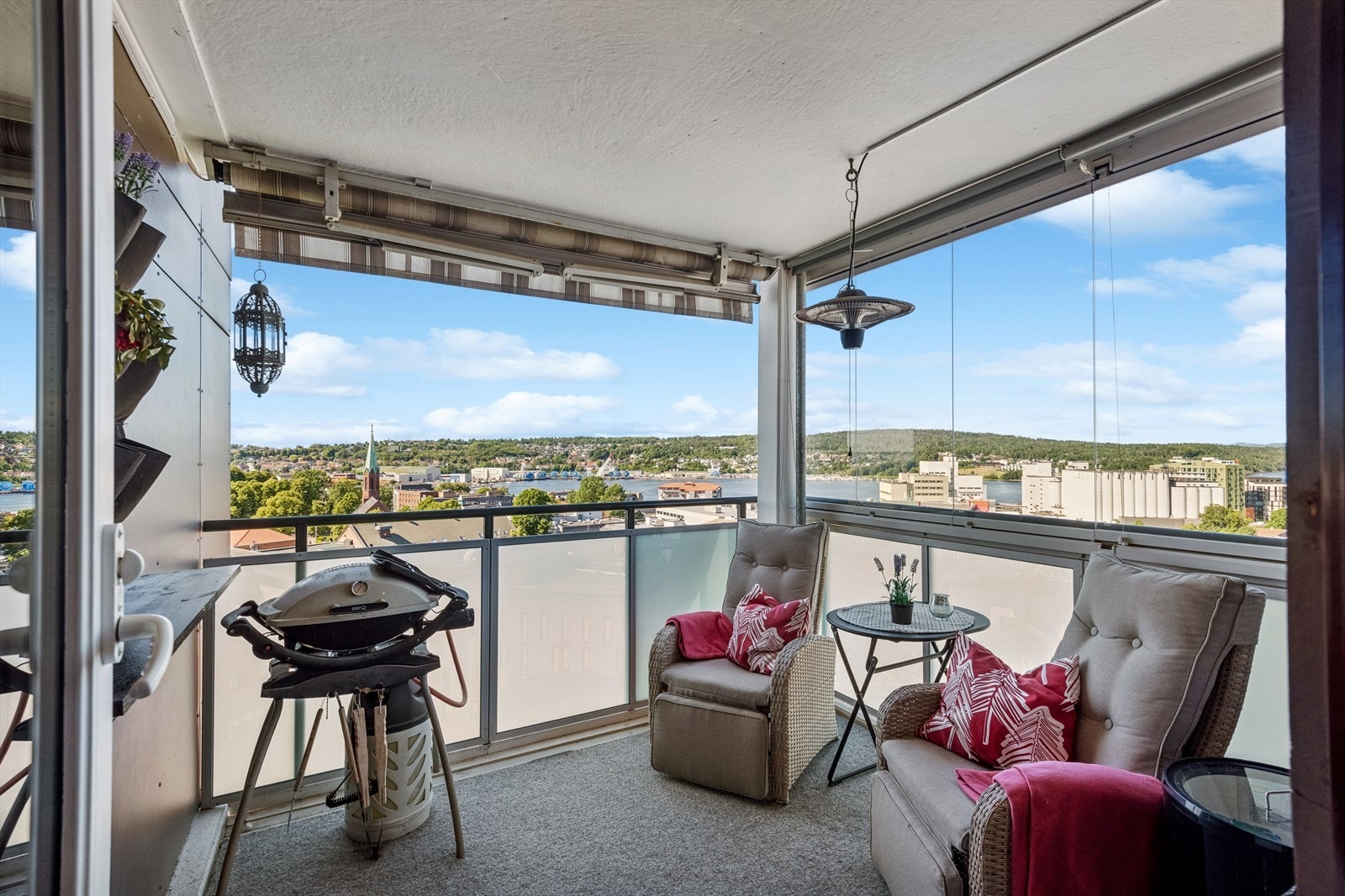 Balkongen er på 8 m² og byr på nydelig utsikt Galleribilde