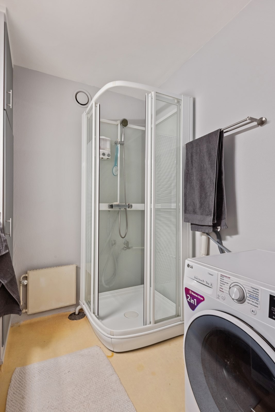 Badet har dusjkabinett og opplegg for vaskemaskin. Galleribilde