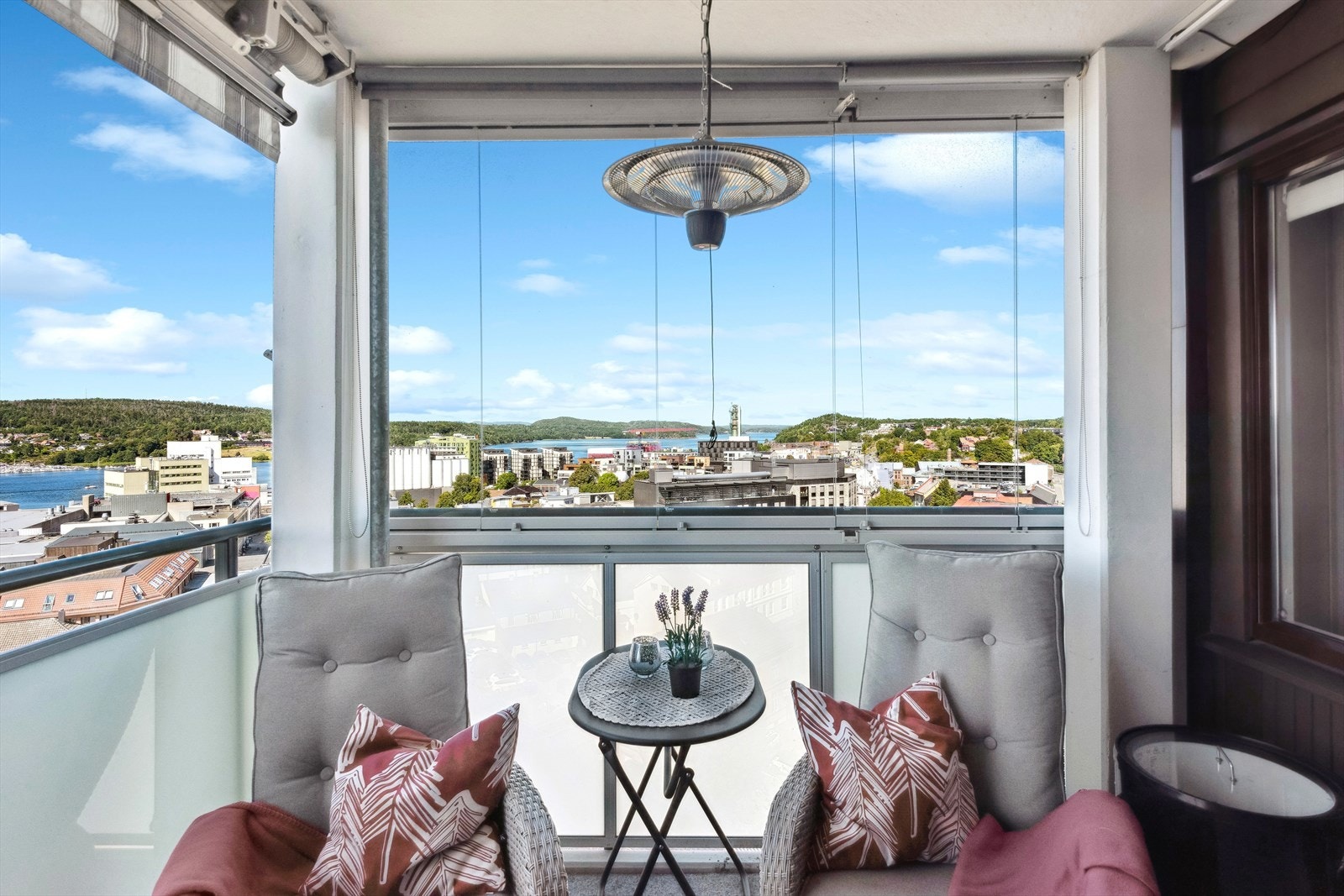 Balkongen har tak over seg og er delvis innglassert Galleribilde