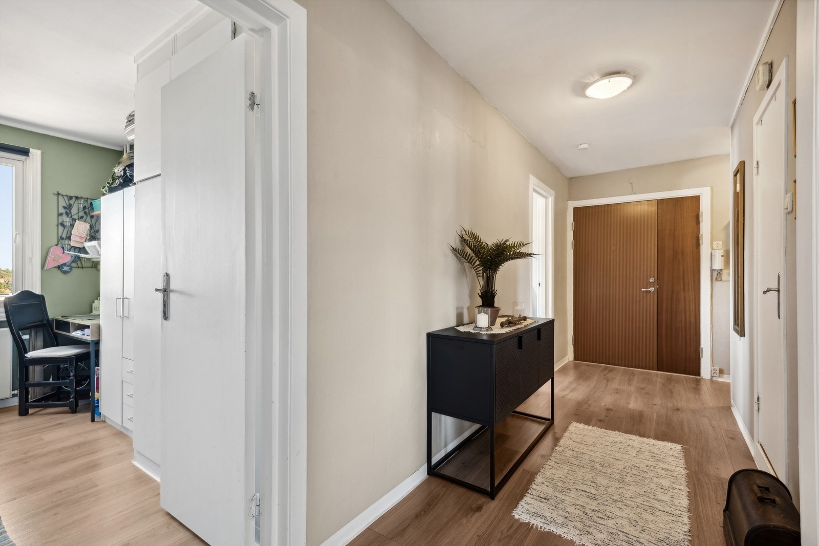 Fra boligens gang har man tilgang til de to soverommene, samt bad og Wc-rom Galleribilde