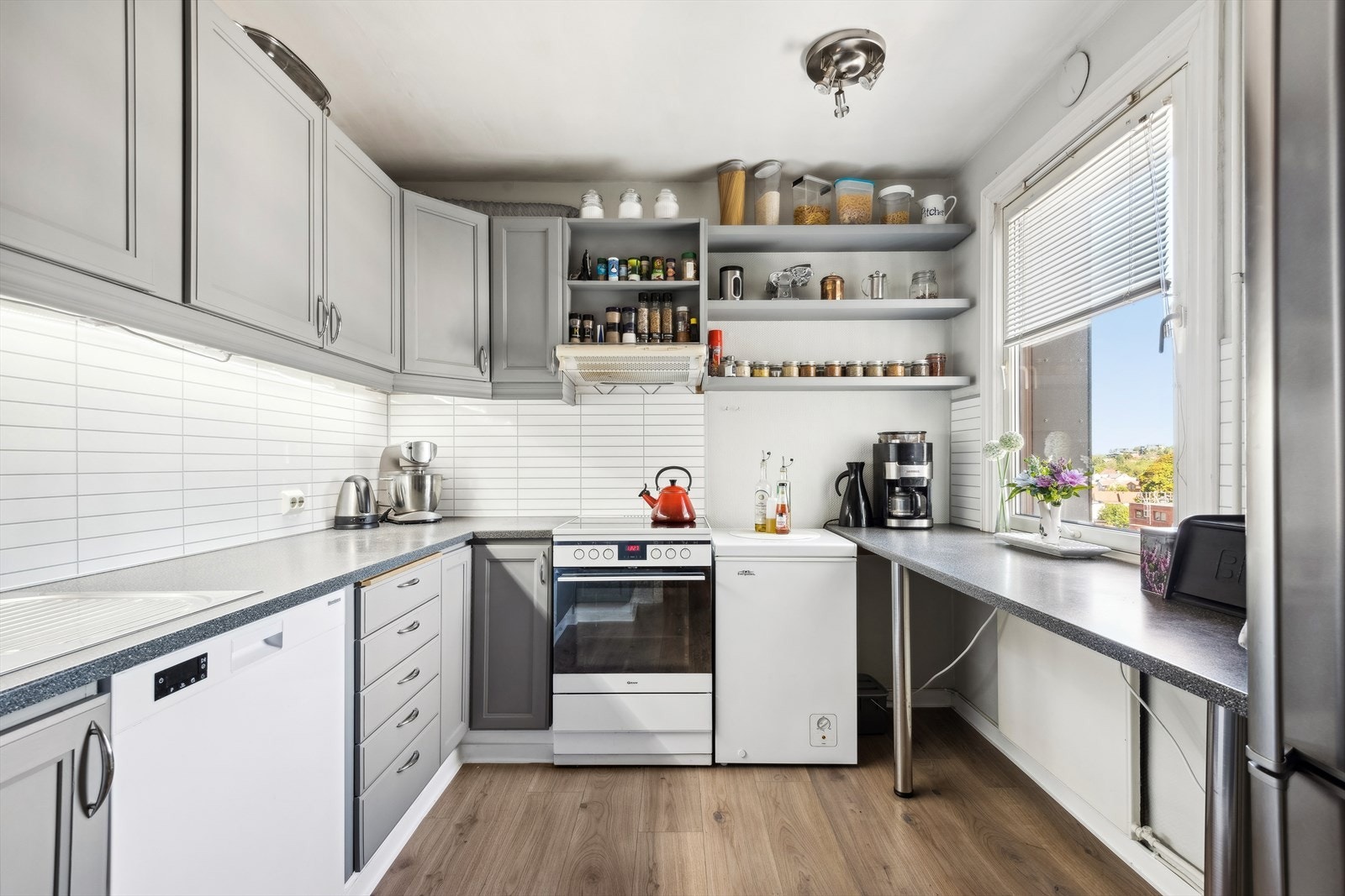 Det er kjøkkenventilator med avtrekk ut. Galleribilde