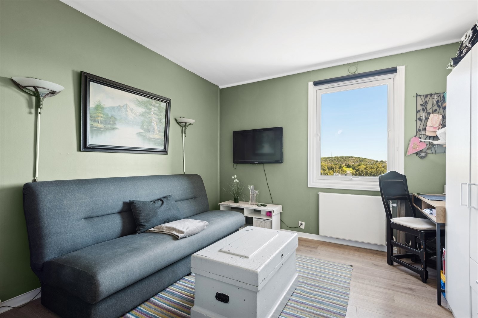 Boligens andre soverom er også av god størrelse. I dag brukes det som kontor/gjesterom Galleribilde